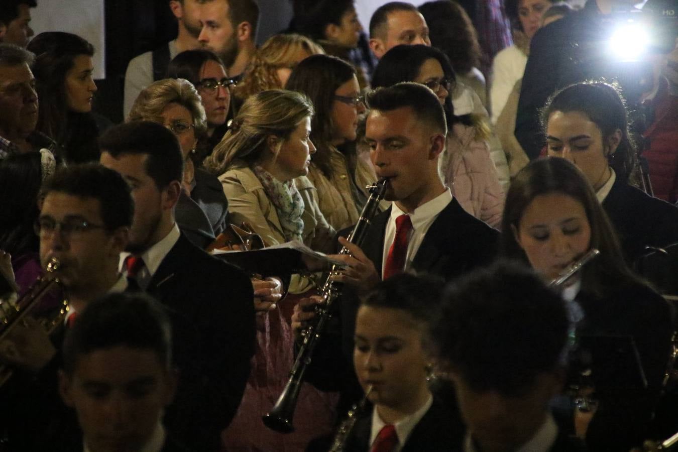 Siguiendo la tradición y al aviso de tres toques, la puerta del Perdón de la Iglesia de San Miguel Arcángel se abrió, ayer, para que la Antigua y Pontificia Cofradía de Nuestra Señora del Rosario y Jesús Orando en el Huerto realizase su desfile procesional. Un Martes Santo más en el que el silencio, el recogimiento y la austeridad recalan en las calles de Jerez de los Caballeros ante las imágenes de 'Jesús orando en el Huerto' y 'Nuestra Señora del Silencio'. Un silencio roto por la voz de los capataces, el andar de los costaleros, las marchas de la Asociación Musical del municipio y, este año, de manera especial, por la voz del tenor extremeño Juan Ledesma. Ledesma cantó a la Virgen del Silencio ante el Arco de Burgos, con el acompañamiento de la citada Asociación Musical.