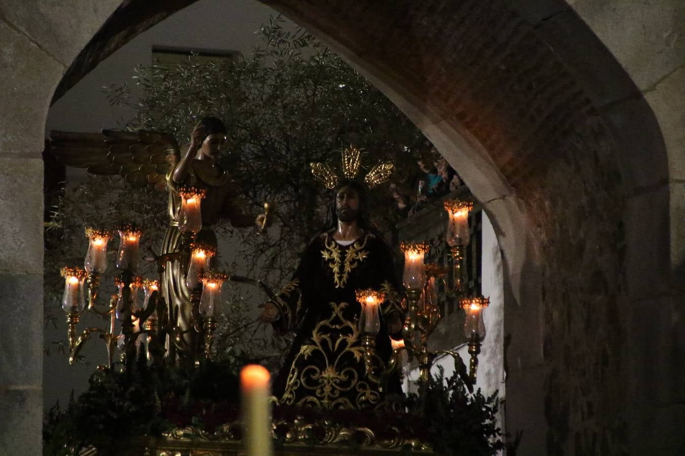Siguiendo la tradición y al aviso de tres toques, la puerta del Perdón de la Iglesia de San Miguel Arcángel se abrió, ayer, para que la Antigua y Pontificia Cofradía de Nuestra Señora del Rosario y Jesús Orando en el Huerto realizase su desfile procesional. Un Martes Santo más en el que el silencio, el recogimiento y la austeridad recalan en las calles de Jerez de los Caballeros ante las imágenes de 'Jesús orando en el Huerto' y 'Nuestra Señora del Silencio'. Un silencio roto por la voz de los capataces, el andar de los costaleros, las marchas de la Asociación Musical del municipio y, este año, de manera especial, por la voz del tenor extremeño Juan Ledesma. Ledesma cantó a la Virgen del Silencio ante el Arco de Burgos, con el acompañamiento de la citada Asociación Musical.
