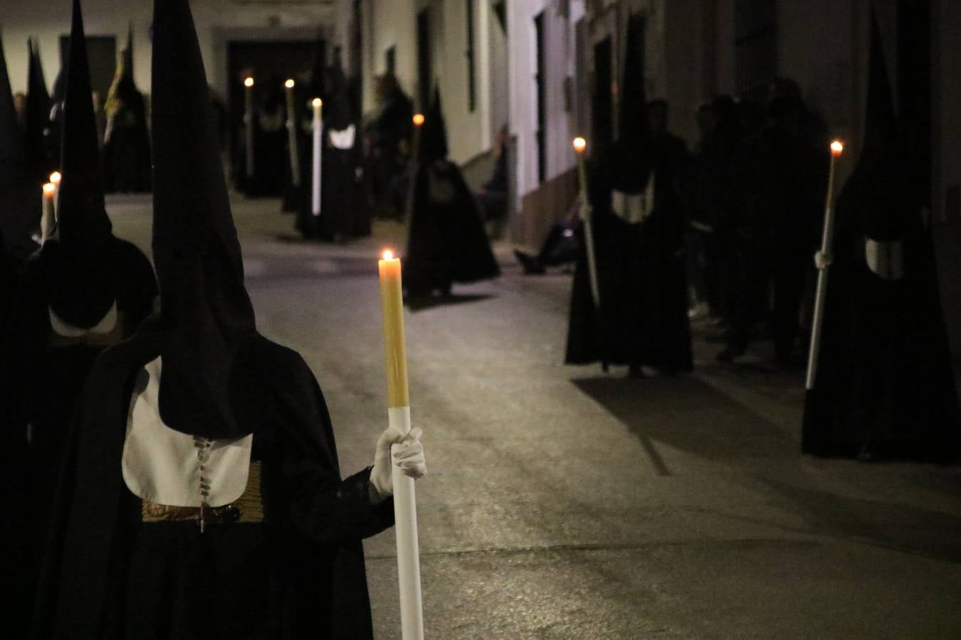 Siguiendo la tradición y al aviso de tres toques, la puerta del Perdón de la Iglesia de San Miguel Arcángel se abrió, ayer, para que la Antigua y Pontificia Cofradía de Nuestra Señora del Rosario y Jesús Orando en el Huerto realizase su desfile procesional. Un Martes Santo más en el que el silencio, el recogimiento y la austeridad recalan en las calles de Jerez de los Caballeros ante las imágenes de 'Jesús orando en el Huerto' y 'Nuestra Señora del Silencio'. Un silencio roto por la voz de los capataces, el andar de los costaleros, las marchas de la Asociación Musical del municipio y, este año, de manera especial, por la voz del tenor extremeño Juan Ledesma. Ledesma cantó a la Virgen del Silencio ante el Arco de Burgos, con el acompañamiento de la citada Asociación Musical.
