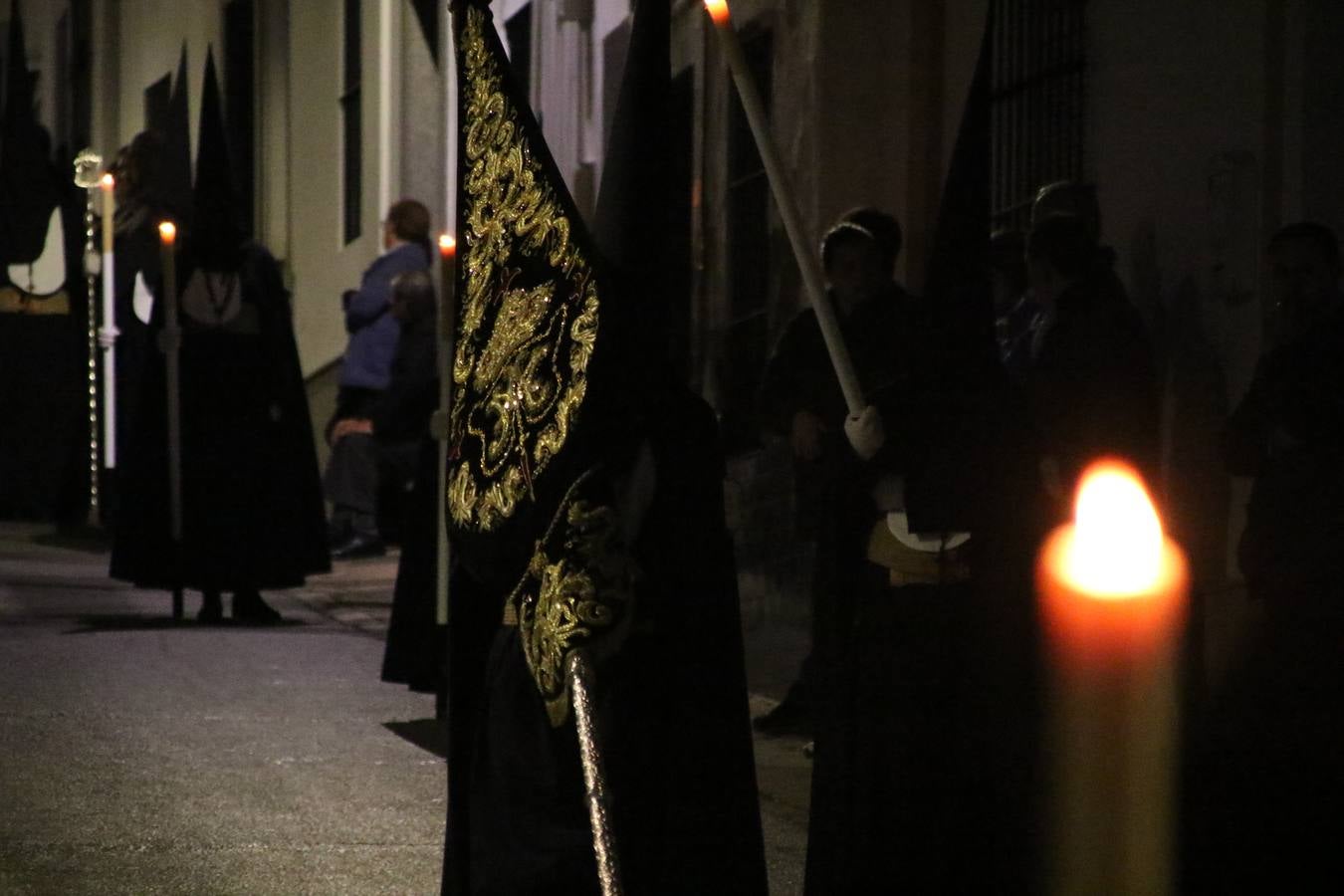 Siguiendo la tradición y al aviso de tres toques, la puerta del Perdón de la Iglesia de San Miguel Arcángel se abrió, ayer, para que la Antigua y Pontificia Cofradía de Nuestra Señora del Rosario y Jesús Orando en el Huerto realizase su desfile procesional. Un Martes Santo más en el que el silencio, el recogimiento y la austeridad recalan en las calles de Jerez de los Caballeros ante las imágenes de 'Jesús orando en el Huerto' y 'Nuestra Señora del Silencio'. Un silencio roto por la voz de los capataces, el andar de los costaleros, las marchas de la Asociación Musical del municipio y, este año, de manera especial, por la voz del tenor extremeño Juan Ledesma. Ledesma cantó a la Virgen del Silencio ante el Arco de Burgos, con el acompañamiento de la citada Asociación Musical.