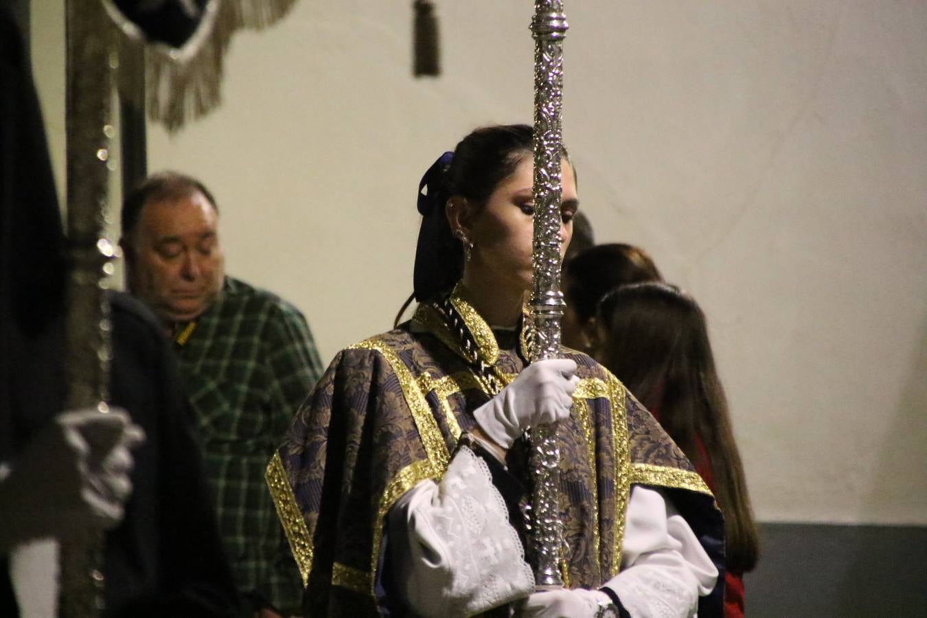Siguiendo la tradición y al aviso de tres toques, la puerta del Perdón de la Iglesia de San Miguel Arcángel se abrió, ayer, para que la Antigua y Pontificia Cofradía de Nuestra Señora del Rosario y Jesús Orando en el Huerto realizase su desfile procesional. Un Martes Santo más en el que el silencio, el recogimiento y la austeridad recalan en las calles de Jerez de los Caballeros ante las imágenes de 'Jesús orando en el Huerto' y 'Nuestra Señora del Silencio'. Un silencio roto por la voz de los capataces, el andar de los costaleros, las marchas de la Asociación Musical del municipio y, este año, de manera especial, por la voz del tenor extremeño Juan Ledesma. Ledesma cantó a la Virgen del Silencio ante el Arco de Burgos, con el acompañamiento de la citada Asociación Musical.