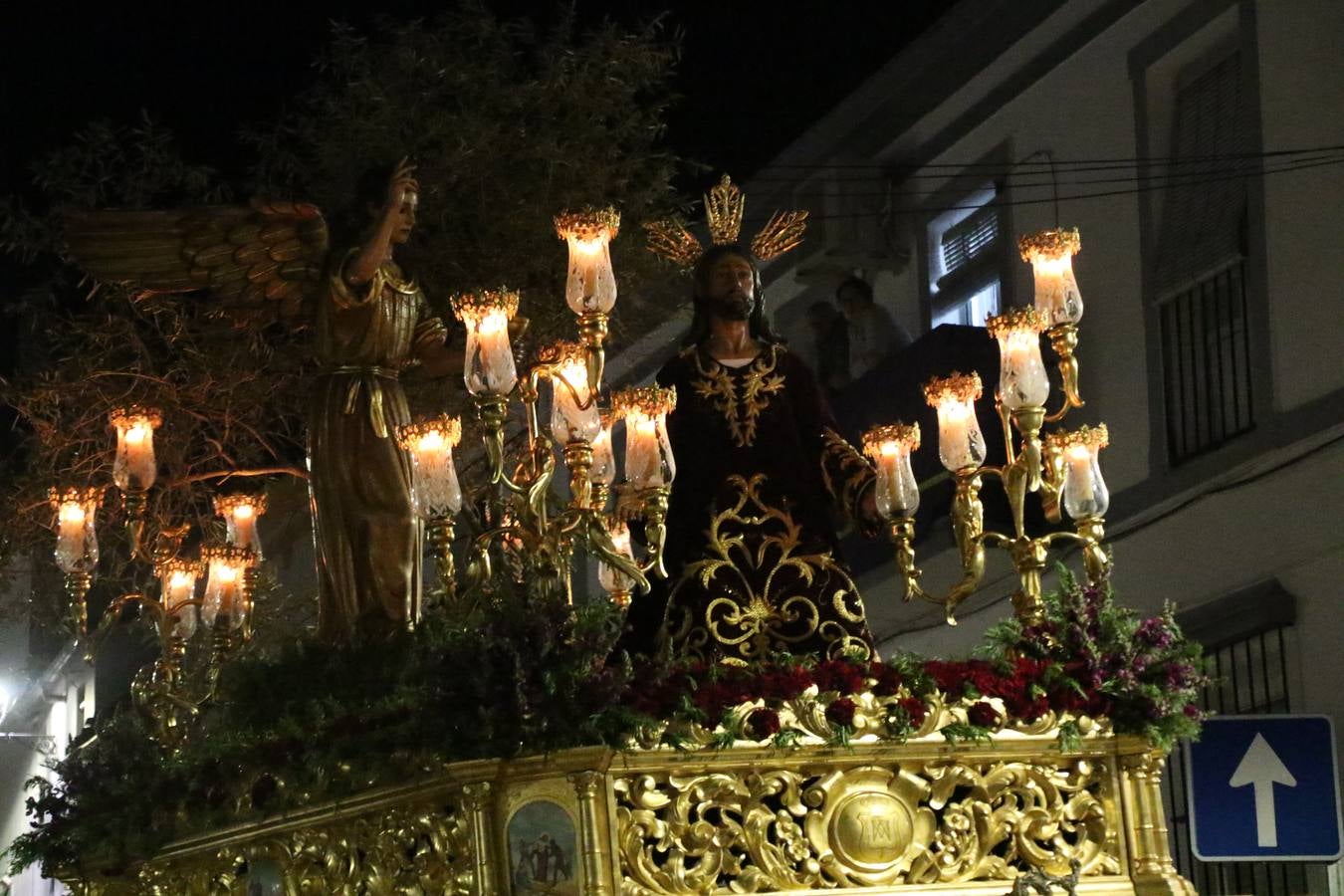 Siguiendo la tradición y al aviso de tres toques, la puerta del Perdón de la Iglesia de San Miguel Arcángel se abrió, ayer, para que la Antigua y Pontificia Cofradía de Nuestra Señora del Rosario y Jesús Orando en el Huerto realizase su desfile procesional. Un Martes Santo más en el que el silencio, el recogimiento y la austeridad recalan en las calles de Jerez de los Caballeros ante las imágenes de 'Jesús orando en el Huerto' y 'Nuestra Señora del Silencio'. Un silencio roto por la voz de los capataces, el andar de los costaleros, las marchas de la Asociación Musical del municipio y, este año, de manera especial, por la voz del tenor extremeño Juan Ledesma. Ledesma cantó a la Virgen del Silencio ante el Arco de Burgos, con el acompañamiento de la citada Asociación Musical.