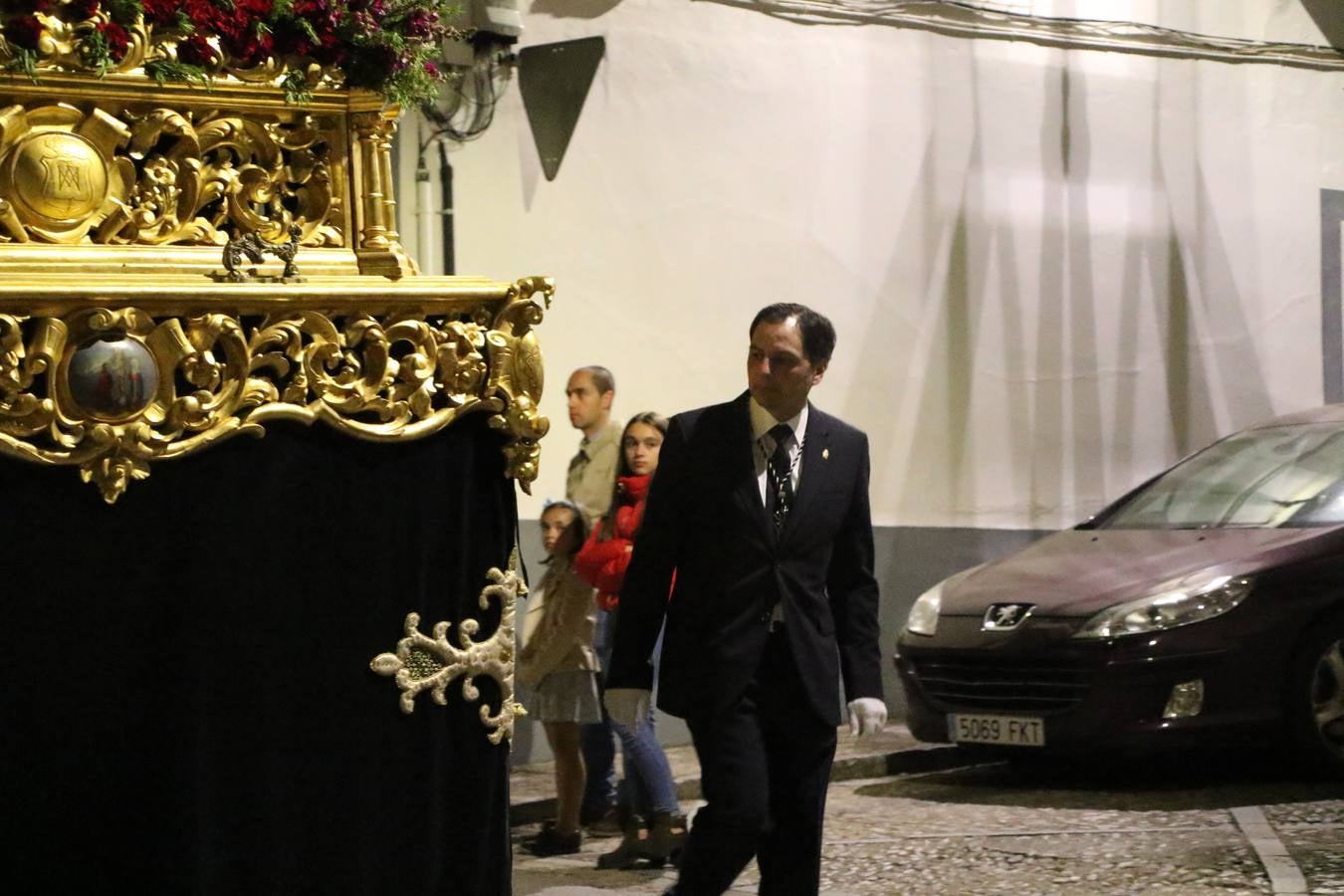 Siguiendo la tradición y al aviso de tres toques, la puerta del Perdón de la Iglesia de San Miguel Arcángel se abrió, ayer, para que la Antigua y Pontificia Cofradía de Nuestra Señora del Rosario y Jesús Orando en el Huerto realizase su desfile procesional. Un Martes Santo más en el que el silencio, el recogimiento y la austeridad recalan en las calles de Jerez de los Caballeros ante las imágenes de 'Jesús orando en el Huerto' y 'Nuestra Señora del Silencio'. Un silencio roto por la voz de los capataces, el andar de los costaleros, las marchas de la Asociación Musical del municipio y, este año, de manera especial, por la voz del tenor extremeño Juan Ledesma. Ledesma cantó a la Virgen del Silencio ante el Arco de Burgos, con el acompañamiento de la citada Asociación Musical.