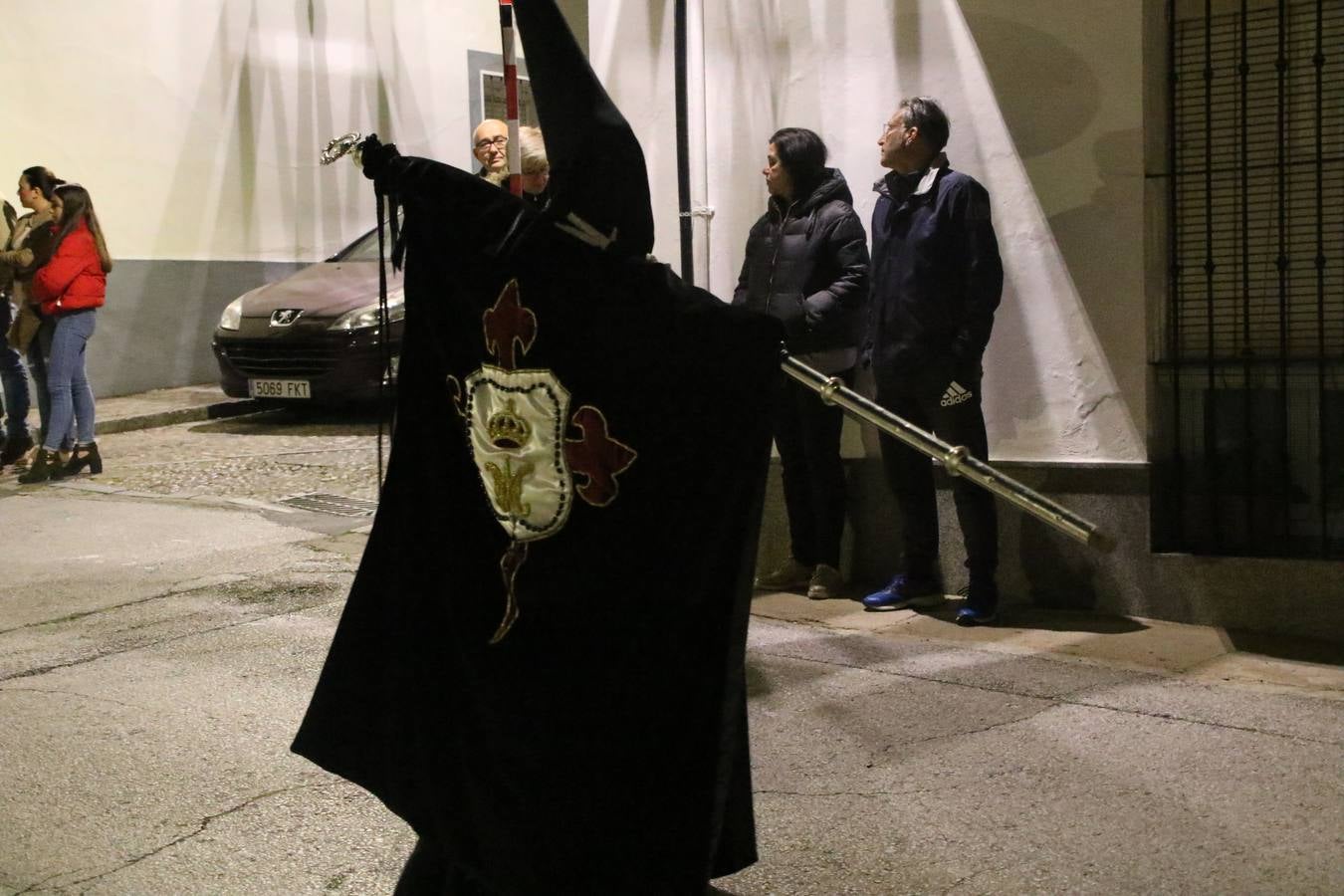 Siguiendo la tradición y al aviso de tres toques, la puerta del Perdón de la Iglesia de San Miguel Arcángel se abrió, ayer, para que la Antigua y Pontificia Cofradía de Nuestra Señora del Rosario y Jesús Orando en el Huerto realizase su desfile procesional. Un Martes Santo más en el que el silencio, el recogimiento y la austeridad recalan en las calles de Jerez de los Caballeros ante las imágenes de 'Jesús orando en el Huerto' y 'Nuestra Señora del Silencio'. Un silencio roto por la voz de los capataces, el andar de los costaleros, las marchas de la Asociación Musical del municipio y, este año, de manera especial, por la voz del tenor extremeño Juan Ledesma. Ledesma cantó a la Virgen del Silencio ante el Arco de Burgos, con el acompañamiento de la citada Asociación Musical.