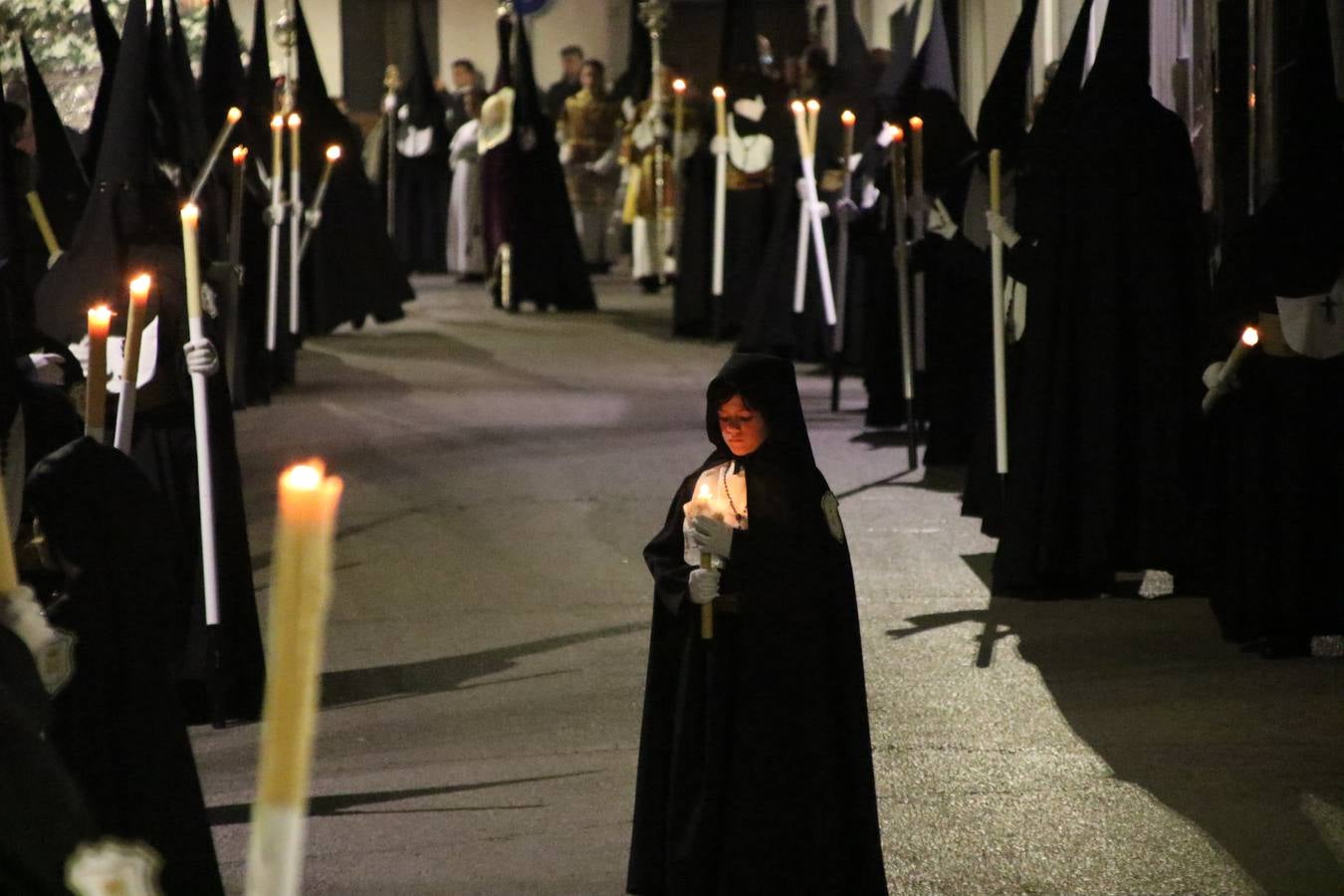 Siguiendo la tradición y al aviso de tres toques, la puerta del Perdón de la Iglesia de San Miguel Arcángel se abrió, ayer, para que la Antigua y Pontificia Cofradía de Nuestra Señora del Rosario y Jesús Orando en el Huerto realizase su desfile procesional. Un Martes Santo más en el que el silencio, el recogimiento y la austeridad recalan en las calles de Jerez de los Caballeros ante las imágenes de 'Jesús orando en el Huerto' y 'Nuestra Señora del Silencio'. Un silencio roto por la voz de los capataces, el andar de los costaleros, las marchas de la Asociación Musical del municipio y, este año, de manera especial, por la voz del tenor extremeño Juan Ledesma. Ledesma cantó a la Virgen del Silencio ante el Arco de Burgos, con el acompañamiento de la citada Asociación Musical.