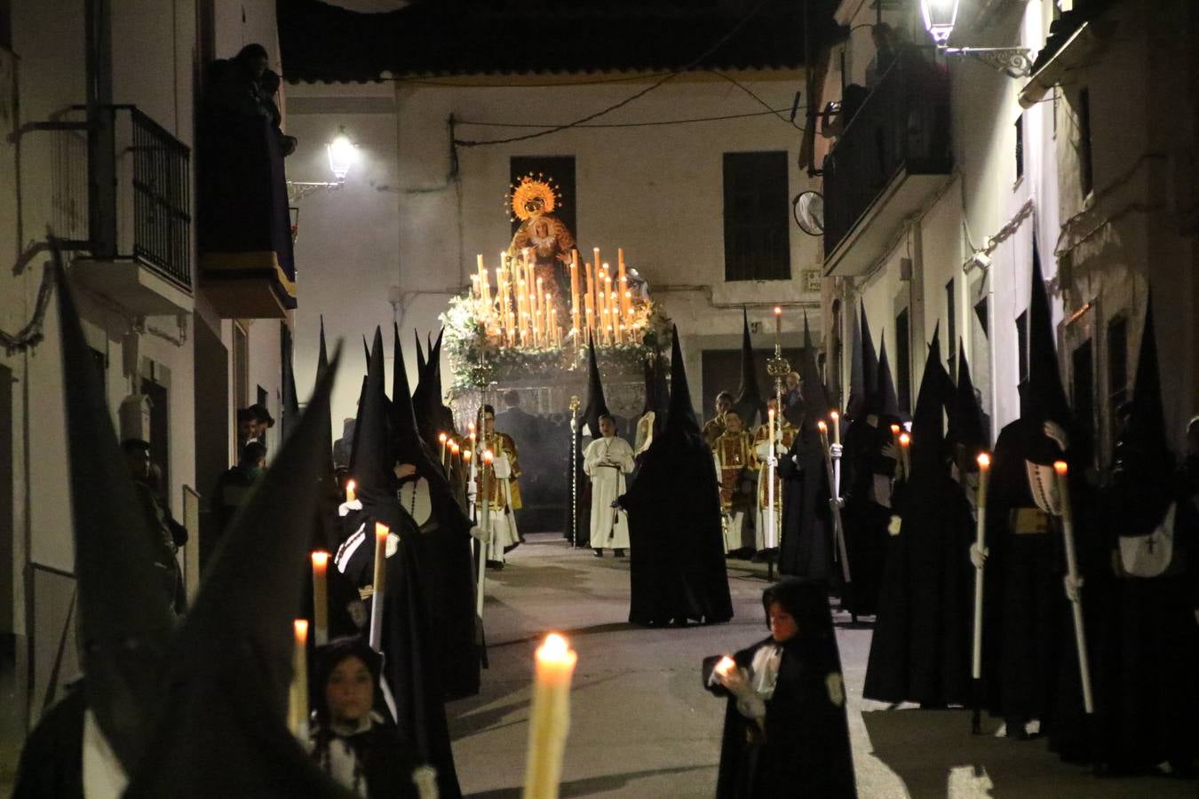 Siguiendo la tradición y al aviso de tres toques, la puerta del Perdón de la Iglesia de San Miguel Arcángel se abrió, ayer, para que la Antigua y Pontificia Cofradía de Nuestra Señora del Rosario y Jesús Orando en el Huerto realizase su desfile procesional. Un Martes Santo más en el que el silencio, el recogimiento y la austeridad recalan en las calles de Jerez de los Caballeros ante las imágenes de 'Jesús orando en el Huerto' y 'Nuestra Señora del Silencio'. Un silencio roto por la voz de los capataces, el andar de los costaleros, las marchas de la Asociación Musical del municipio y, este año, de manera especial, por la voz del tenor extremeño Juan Ledesma. Ledesma cantó a la Virgen del Silencio ante el Arco de Burgos, con el acompañamiento de la citada Asociación Musical.