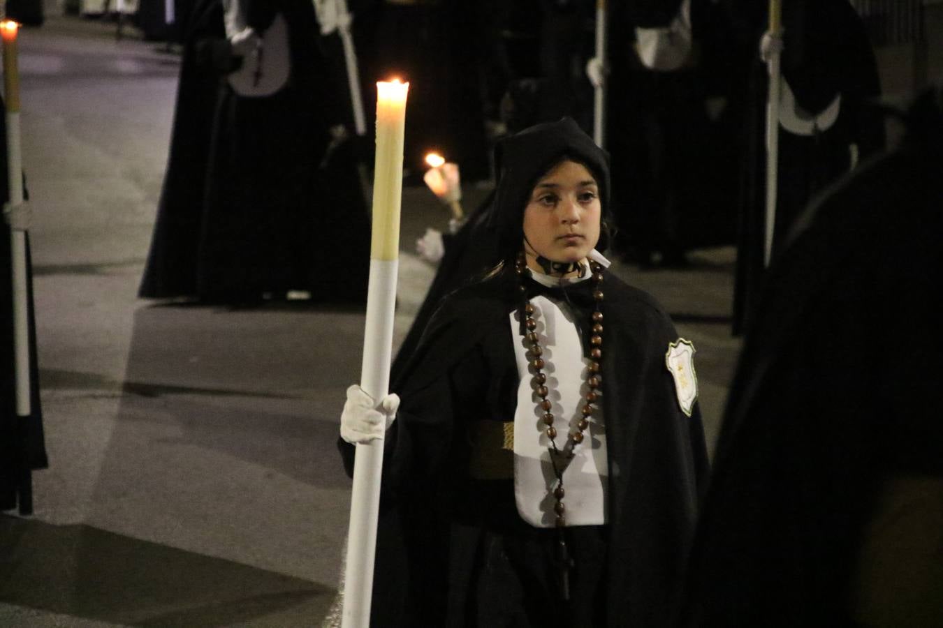 Siguiendo la tradición y al aviso de tres toques, la puerta del Perdón de la Iglesia de San Miguel Arcángel se abrió, ayer, para que la Antigua y Pontificia Cofradía de Nuestra Señora del Rosario y Jesús Orando en el Huerto realizase su desfile procesional. Un Martes Santo más en el que el silencio, el recogimiento y la austeridad recalan en las calles de Jerez de los Caballeros ante las imágenes de 'Jesús orando en el Huerto' y 'Nuestra Señora del Silencio'. Un silencio roto por la voz de los capataces, el andar de los costaleros, las marchas de la Asociación Musical del municipio y, este año, de manera especial, por la voz del tenor extremeño Juan Ledesma. Ledesma cantó a la Virgen del Silencio ante el Arco de Burgos, con el acompañamiento de la citada Asociación Musical.