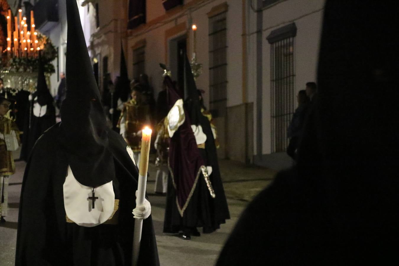 Siguiendo la tradición y al aviso de tres toques, la puerta del Perdón de la Iglesia de San Miguel Arcángel se abrió, ayer, para que la Antigua y Pontificia Cofradía de Nuestra Señora del Rosario y Jesús Orando en el Huerto realizase su desfile procesional. Un Martes Santo más en el que el silencio, el recogimiento y la austeridad recalan en las calles de Jerez de los Caballeros ante las imágenes de 'Jesús orando en el Huerto' y 'Nuestra Señora del Silencio'. Un silencio roto por la voz de los capataces, el andar de los costaleros, las marchas de la Asociación Musical del municipio y, este año, de manera especial, por la voz del tenor extremeño Juan Ledesma. Ledesma cantó a la Virgen del Silencio ante el Arco de Burgos, con el acompañamiento de la citada Asociación Musical.