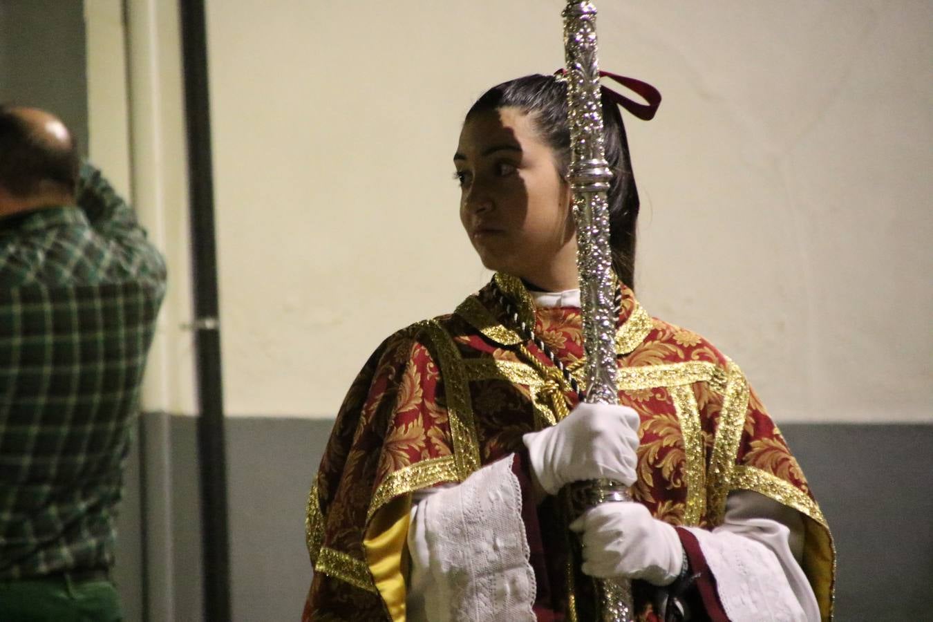 Siguiendo la tradición y al aviso de tres toques, la puerta del Perdón de la Iglesia de San Miguel Arcángel se abrió, ayer, para que la Antigua y Pontificia Cofradía de Nuestra Señora del Rosario y Jesús Orando en el Huerto realizase su desfile procesional. Un Martes Santo más en el que el silencio, el recogimiento y la austeridad recalan en las calles de Jerez de los Caballeros ante las imágenes de 'Jesús orando en el Huerto' y 'Nuestra Señora del Silencio'. Un silencio roto por la voz de los capataces, el andar de los costaleros, las marchas de la Asociación Musical del municipio y, este año, de manera especial, por la voz del tenor extremeño Juan Ledesma. Ledesma cantó a la Virgen del Silencio ante el Arco de Burgos, con el acompañamiento de la citada Asociación Musical.