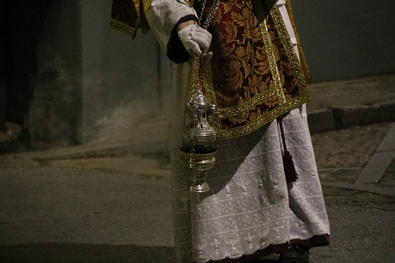 Siguiendo la tradición y al aviso de tres toques, la puerta del Perdón de la Iglesia de San Miguel Arcángel se abrió, ayer, para que la Antigua y Pontificia Cofradía de Nuestra Señora del Rosario y Jesús Orando en el Huerto realizase su desfile procesional. Un Martes Santo más en el que el silencio, el recogimiento y la austeridad recalan en las calles de Jerez de los Caballeros ante las imágenes de 'Jesús orando en el Huerto' y 'Nuestra Señora del Silencio'. Un silencio roto por la voz de los capataces, el andar de los costaleros, las marchas de la Asociación Musical del municipio y, este año, de manera especial, por la voz del tenor extremeño Juan Ledesma. Ledesma cantó a la Virgen del Silencio ante el Arco de Burgos, con el acompañamiento de la citada Asociación Musical.