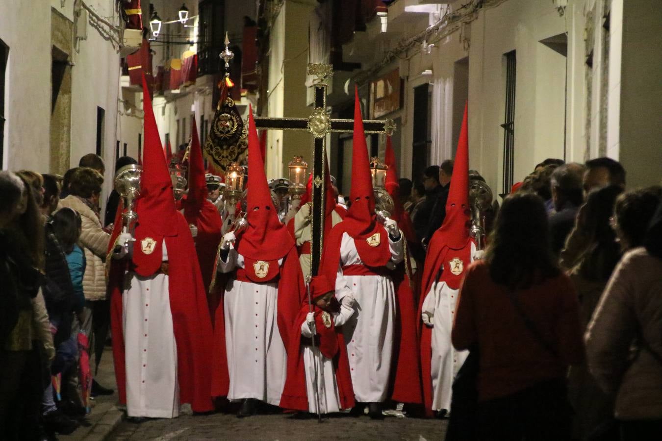 La vista al cielo se convertía, ayer, en una de las prácticas más repetida por los jerezanos. La lluvia amenazaba con marcar un antes y después en la Semana Santa jerezana 2019, Fiesta de Interés Turístico Nacional, e impedir la salida de la Cofradía del Señor 'Ecce-Homo', protagonista del Miércoles Santo. Una leve llovizna que, comenzaría a principio de la tarde, se convirtió en persistente a medida que pasaban las horas. Razón por la que la Cofradía decidió retrasar su hora de salida hasta pasadas las 21:30 horas, cuando la puerta del Perdón de San Miguel Arcángel se abría para iniciar el desfile procesional. Un desfile procesional que se vio interrumpido, de nuevo, por la lluvia, obligando al Señor 'Ecce-Homo' y Nuestra Señora de los Desamparados a regresar al templo. 