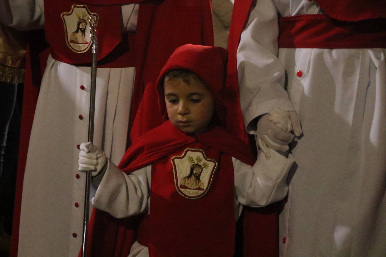 La vista al cielo se convertía, ayer, en una de las prácticas más repetida por los jerezanos. La lluvia amenazaba con marcar un antes y después en la Semana Santa jerezana 2019, Fiesta de Interés Turístico Nacional, e impedir la salida de la Cofradía del Señor 'Ecce-Homo', protagonista del Miércoles Santo. Una leve llovizna que, comenzaría a principio de la tarde, se convirtió en persistente a medida que pasaban las horas. Razón por la que la Cofradía decidió retrasar su hora de salida hasta pasadas las 21:30 horas, cuando la puerta del Perdón de San Miguel Arcángel se abría para iniciar el desfile procesional. Un desfile procesional que se vio interrumpido, de nuevo, por la lluvia, obligando al Señor 'Ecce-Homo' y Nuestra Señora de los Desamparados a regresar al templo. 