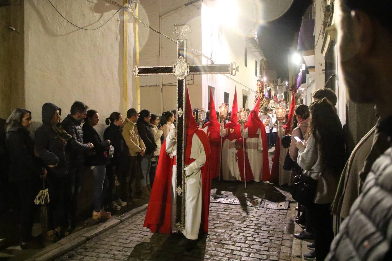La vista al cielo se convertía, ayer, en una de las prácticas más repetida por los jerezanos. La lluvia amenazaba con marcar un antes y después en la Semana Santa jerezana 2019, Fiesta de Interés Turístico Nacional, e impedir la salida de la Cofradía del Señor 'Ecce-Homo', protagonista del Miércoles Santo. Una leve llovizna que, comenzaría a principio de la tarde, se convirtió en persistente a medida que pasaban las horas. Razón por la que la Cofradía decidió retrasar su hora de salida hasta pasadas las 21:30 horas, cuando la puerta del Perdón de San Miguel Arcángel se abría para iniciar el desfile procesional. Un desfile procesional que se vio interrumpido, de nuevo, por la lluvia, obligando al Señor 'Ecce-Homo' y Nuestra Señora de los Desamparados a regresar al templo. 