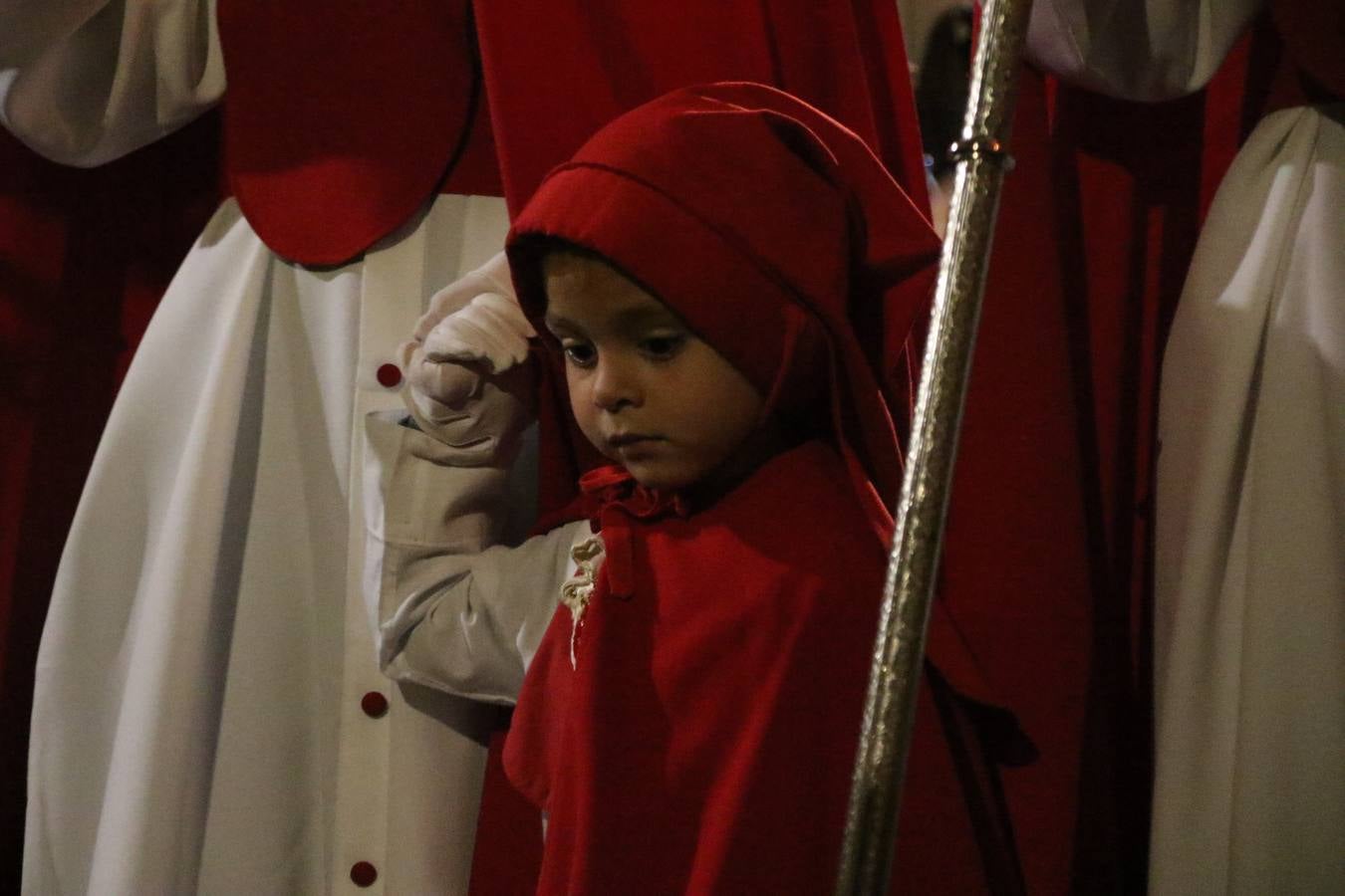 La vista al cielo se convertía, ayer, en una de las prácticas más repetida por los jerezanos. La lluvia amenazaba con marcar un antes y después en la Semana Santa jerezana 2019, Fiesta de Interés Turístico Nacional, e impedir la salida de la Cofradía del Señor 'Ecce-Homo', protagonista del Miércoles Santo. Una leve llovizna que, comenzaría a principio de la tarde, se convirtió en persistente a medida que pasaban las horas. Razón por la que la Cofradía decidió retrasar su hora de salida hasta pasadas las 21:30 horas, cuando la puerta del Perdón de San Miguel Arcángel se abría para iniciar el desfile procesional. Un desfile procesional que se vio interrumpido, de nuevo, por la lluvia, obligando al Señor 'Ecce-Homo' y Nuestra Señora de los Desamparados a regresar al templo. 