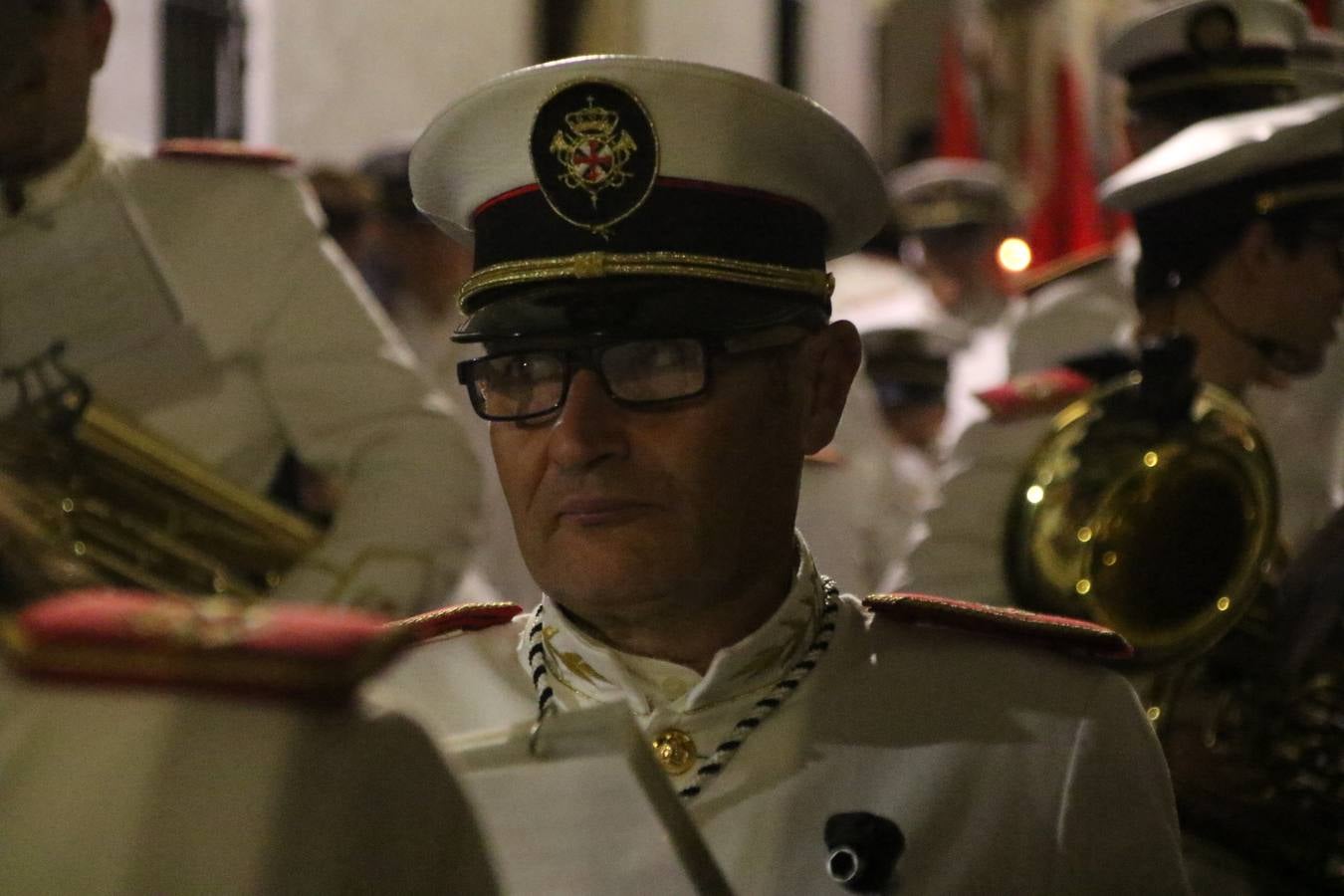 La vista al cielo se convertía, ayer, en una de las prácticas más repetida por los jerezanos. La lluvia amenazaba con marcar un antes y después en la Semana Santa jerezana 2019, Fiesta de Interés Turístico Nacional, e impedir la salida de la Cofradía del Señor 'Ecce-Homo', protagonista del Miércoles Santo. Una leve llovizna que, comenzaría a principio de la tarde, se convirtió en persistente a medida que pasaban las horas. Razón por la que la Cofradía decidió retrasar su hora de salida hasta pasadas las 21:30 horas, cuando la puerta del Perdón de San Miguel Arcángel se abría para iniciar el desfile procesional. Un desfile procesional que se vio interrumpido, de nuevo, por la lluvia, obligando al Señor 'Ecce-Homo' y Nuestra Señora de los Desamparados a regresar al templo. 