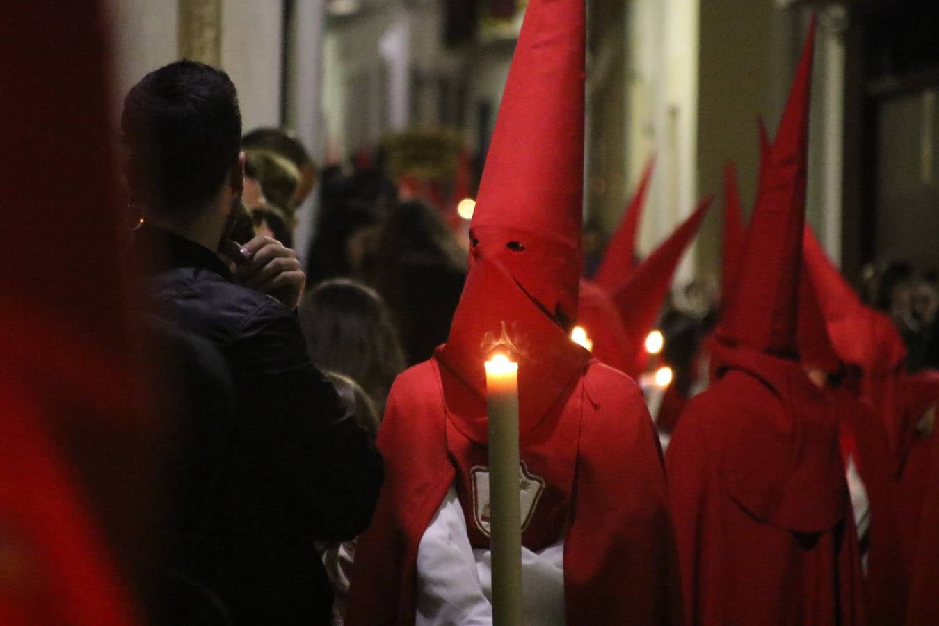 La vista al cielo se convertía, ayer, en una de las prácticas más repetida por los jerezanos. La lluvia amenazaba con marcar un antes y después en la Semana Santa jerezana 2019, Fiesta de Interés Turístico Nacional, e impedir la salida de la Cofradía del Señor 'Ecce-Homo', protagonista del Miércoles Santo. Una leve llovizna que, comenzaría a principio de la tarde, se convirtió en persistente a medida que pasaban las horas. Razón por la que la Cofradía decidió retrasar su hora de salida hasta pasadas las 21:30 horas, cuando la puerta del Perdón de San Miguel Arcángel se abría para iniciar el desfile procesional. Un desfile procesional que se vio interrumpido, de nuevo, por la lluvia, obligando al Señor 'Ecce-Homo' y Nuestra Señora de los Desamparados a regresar al templo. 