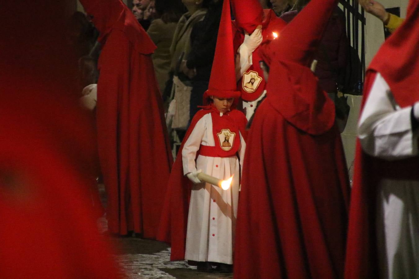 La vista al cielo se convertía, ayer, en una de las prácticas más repetida por los jerezanos. La lluvia amenazaba con marcar un antes y después en la Semana Santa jerezana 2019, Fiesta de Interés Turístico Nacional, e impedir la salida de la Cofradía del Señor 'Ecce-Homo', protagonista del Miércoles Santo. Una leve llovizna que, comenzaría a principio de la tarde, se convirtió en persistente a medida que pasaban las horas. Razón por la que la Cofradía decidió retrasar su hora de salida hasta pasadas las 21:30 horas, cuando la puerta del Perdón de San Miguel Arcángel se abría para iniciar el desfile procesional. Un desfile procesional que se vio interrumpido, de nuevo, por la lluvia, obligando al Señor 'Ecce-Homo' y Nuestra Señora de los Desamparados a regresar al templo. 