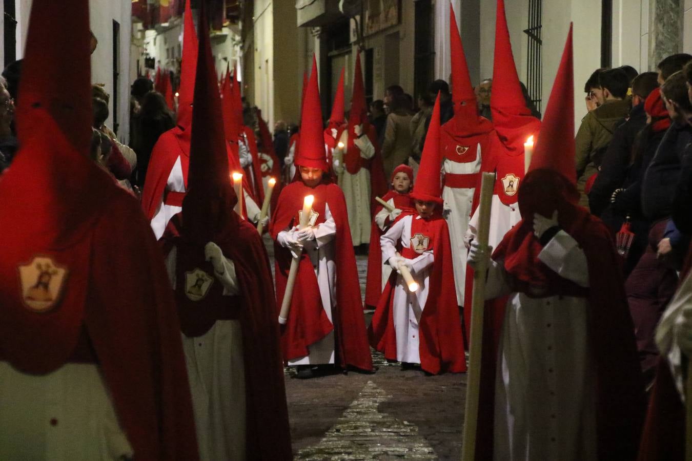 La vista al cielo se convertía, ayer, en una de las prácticas más repetida por los jerezanos. La lluvia amenazaba con marcar un antes y después en la Semana Santa jerezana 2019, Fiesta de Interés Turístico Nacional, e impedir la salida de la Cofradía del Señor 'Ecce-Homo', protagonista del Miércoles Santo. Una leve llovizna que, comenzaría a principio de la tarde, se convirtió en persistente a medida que pasaban las horas. Razón por la que la Cofradía decidió retrasar su hora de salida hasta pasadas las 21:30 horas, cuando la puerta del Perdón de San Miguel Arcángel se abría para iniciar el desfile procesional. Un desfile procesional que se vio interrumpido, de nuevo, por la lluvia, obligando al Señor 'Ecce-Homo' y Nuestra Señora de los Desamparados a regresar al templo. 