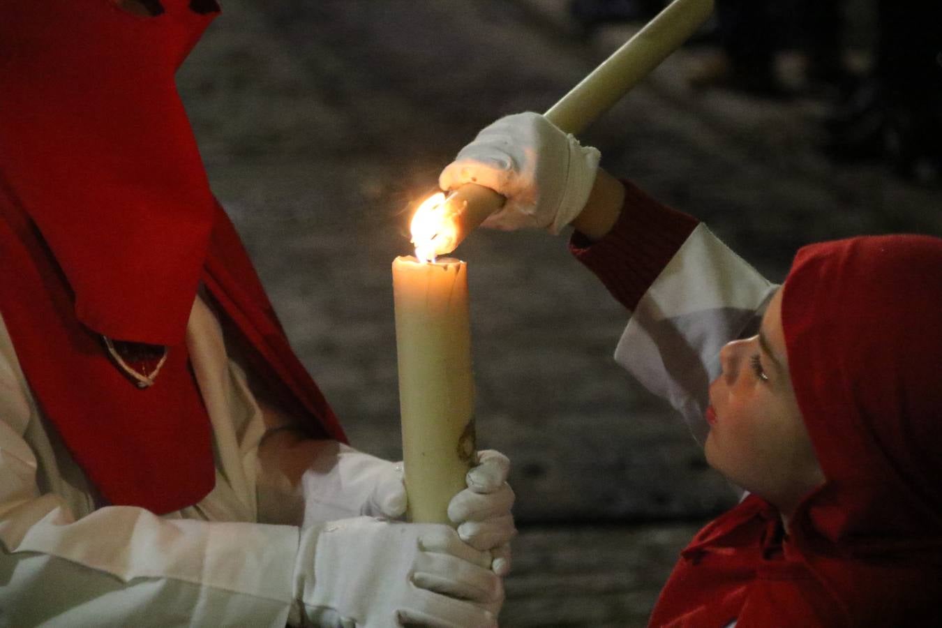 La vista al cielo se convertía, ayer, en una de las prácticas más repetida por los jerezanos. La lluvia amenazaba con marcar un antes y después en la Semana Santa jerezana 2019, Fiesta de Interés Turístico Nacional, e impedir la salida de la Cofradía del Señor 'Ecce-Homo', protagonista del Miércoles Santo. Una leve llovizna que, comenzaría a principio de la tarde, se convirtió en persistente a medida que pasaban las horas. Razón por la que la Cofradía decidió retrasar su hora de salida hasta pasadas las 21:30 horas, cuando la puerta del Perdón de San Miguel Arcángel se abría para iniciar el desfile procesional. Un desfile procesional que se vio interrumpido, de nuevo, por la lluvia, obligando al Señor 'Ecce-Homo' y Nuestra Señora de los Desamparados a regresar al templo. 