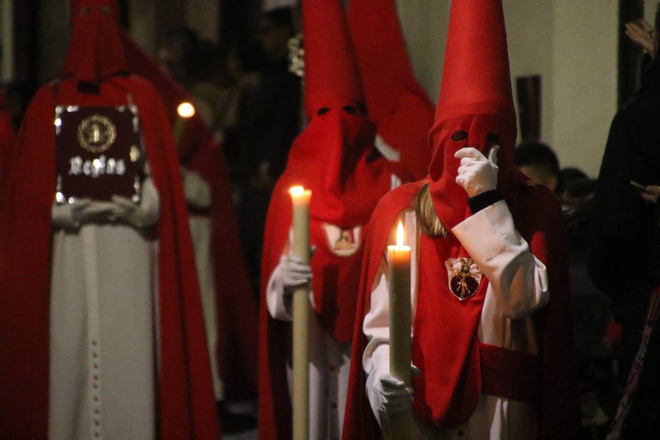 La vista al cielo se convertía, ayer, en una de las prácticas más repetida por los jerezanos. La lluvia amenazaba con marcar un antes y después en la Semana Santa jerezana 2019, Fiesta de Interés Turístico Nacional, e impedir la salida de la Cofradía del Señor 'Ecce-Homo', protagonista del Miércoles Santo. Una leve llovizna que, comenzaría a principio de la tarde, se convirtió en persistente a medida que pasaban las horas. Razón por la que la Cofradía decidió retrasar su hora de salida hasta pasadas las 21:30 horas, cuando la puerta del Perdón de San Miguel Arcángel se abría para iniciar el desfile procesional. Un desfile procesional que se vio interrumpido, de nuevo, por la lluvia, obligando al Señor 'Ecce-Homo' y Nuestra Señora de los Desamparados a regresar al templo. 