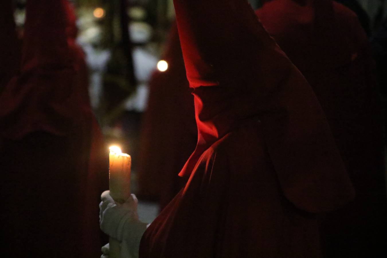La vista al cielo se convertía, ayer, en una de las prácticas más repetida por los jerezanos. La lluvia amenazaba con marcar un antes y después en la Semana Santa jerezana 2019, Fiesta de Interés Turístico Nacional, e impedir la salida de la Cofradía del Señor 'Ecce-Homo', protagonista del Miércoles Santo. Una leve llovizna que, comenzaría a principio de la tarde, se convirtió en persistente a medida que pasaban las horas. Razón por la que la Cofradía decidió retrasar su hora de salida hasta pasadas las 21:30 horas, cuando la puerta del Perdón de San Miguel Arcángel se abría para iniciar el desfile procesional. Un desfile procesional que se vio interrumpido, de nuevo, por la lluvia, obligando al Señor 'Ecce-Homo' y Nuestra Señora de los Desamparados a regresar al templo. 