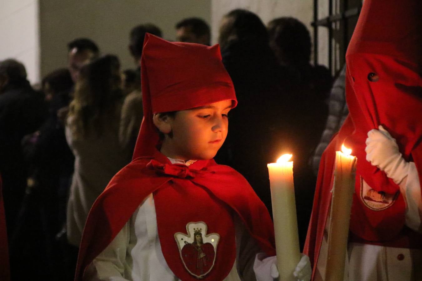 La vista al cielo se convertía, ayer, en una de las prácticas más repetida por los jerezanos. La lluvia amenazaba con marcar un antes y después en la Semana Santa jerezana 2019, Fiesta de Interés Turístico Nacional, e impedir la salida de la Cofradía del Señor 'Ecce-Homo', protagonista del Miércoles Santo. Una leve llovizna que, comenzaría a principio de la tarde, se convirtió en persistente a medida que pasaban las horas. Razón por la que la Cofradía decidió retrasar su hora de salida hasta pasadas las 21:30 horas, cuando la puerta del Perdón de San Miguel Arcángel se abría para iniciar el desfile procesional. Un desfile procesional que se vio interrumpido, de nuevo, por la lluvia, obligando al Señor 'Ecce-Homo' y Nuestra Señora de los Desamparados a regresar al templo. 