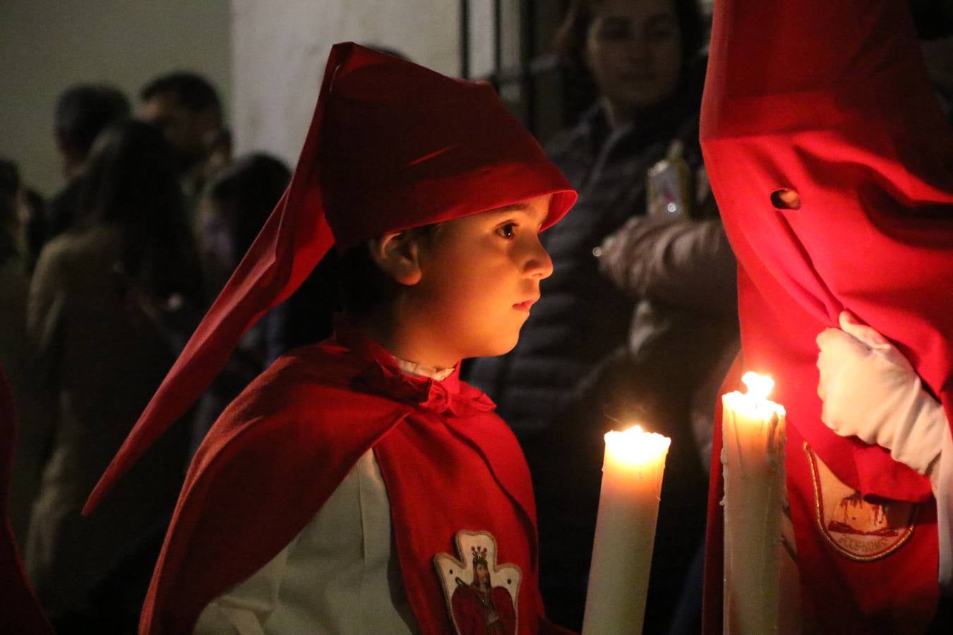 La vista al cielo se convertía, ayer, en una de las prácticas más repetida por los jerezanos. La lluvia amenazaba con marcar un antes y después en la Semana Santa jerezana 2019, Fiesta de Interés Turístico Nacional, e impedir la salida de la Cofradía del Señor 'Ecce-Homo', protagonista del Miércoles Santo. Una leve llovizna que, comenzaría a principio de la tarde, se convirtió en persistente a medida que pasaban las horas. Razón por la que la Cofradía decidió retrasar su hora de salida hasta pasadas las 21:30 horas, cuando la puerta del Perdón de San Miguel Arcángel se abría para iniciar el desfile procesional. Un desfile procesional que se vio interrumpido, de nuevo, por la lluvia, obligando al Señor 'Ecce-Homo' y Nuestra Señora de los Desamparados a regresar al templo. 