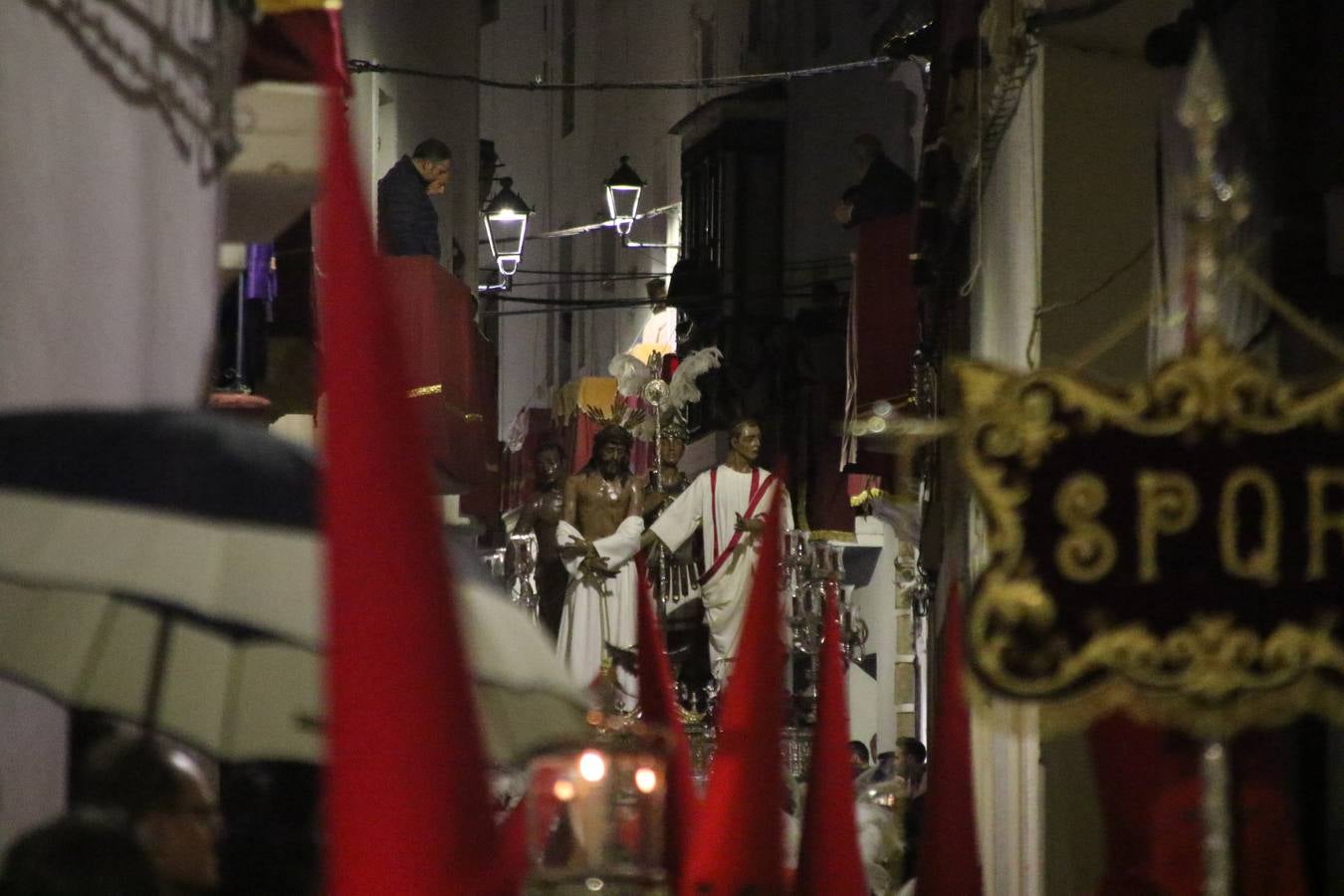 La vista al cielo se convertía, ayer, en una de las prácticas más repetida por los jerezanos. La lluvia amenazaba con marcar un antes y después en la Semana Santa jerezana 2019, Fiesta de Interés Turístico Nacional, e impedir la salida de la Cofradía del Señor 'Ecce-Homo', protagonista del Miércoles Santo. Una leve llovizna que, comenzaría a principio de la tarde, se convirtió en persistente a medida que pasaban las horas. Razón por la que la Cofradía decidió retrasar su hora de salida hasta pasadas las 21:30 horas, cuando la puerta del Perdón de San Miguel Arcángel se abría para iniciar el desfile procesional. Un desfile procesional que se vio interrumpido, de nuevo, por la lluvia, obligando al Señor 'Ecce-Homo' y Nuestra Señora de los Desamparados a regresar al templo. 