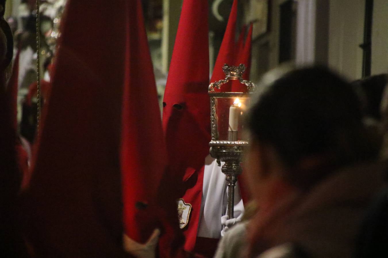 La vista al cielo se convertía, ayer, en una de las prácticas más repetida por los jerezanos. La lluvia amenazaba con marcar un antes y después en la Semana Santa jerezana 2019, Fiesta de Interés Turístico Nacional, e impedir la salida de la Cofradía del Señor 'Ecce-Homo', protagonista del Miércoles Santo. Una leve llovizna que, comenzaría a principio de la tarde, se convirtió en persistente a medida que pasaban las horas. Razón por la que la Cofradía decidió retrasar su hora de salida hasta pasadas las 21:30 horas, cuando la puerta del Perdón de San Miguel Arcángel se abría para iniciar el desfile procesional. Un desfile procesional que se vio interrumpido, de nuevo, por la lluvia, obligando al Señor 'Ecce-Homo' y Nuestra Señora de los Desamparados a regresar al templo. 