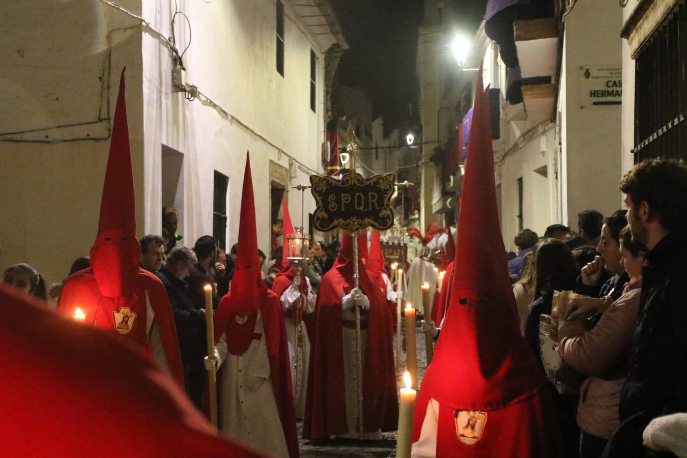 La vista al cielo se convertía, ayer, en una de las prácticas más repetida por los jerezanos. La lluvia amenazaba con marcar un antes y después en la Semana Santa jerezana 2019, Fiesta de Interés Turístico Nacional, e impedir la salida de la Cofradía del Señor 'Ecce-Homo', protagonista del Miércoles Santo. Una leve llovizna que, comenzaría a principio de la tarde, se convirtió en persistente a medida que pasaban las horas. Razón por la que la Cofradía decidió retrasar su hora de salida hasta pasadas las 21:30 horas, cuando la puerta del Perdón de San Miguel Arcángel se abría para iniciar el desfile procesional. Un desfile procesional que se vio interrumpido, de nuevo, por la lluvia, obligando al Señor 'Ecce-Homo' y Nuestra Señora de los Desamparados a regresar al templo. 
