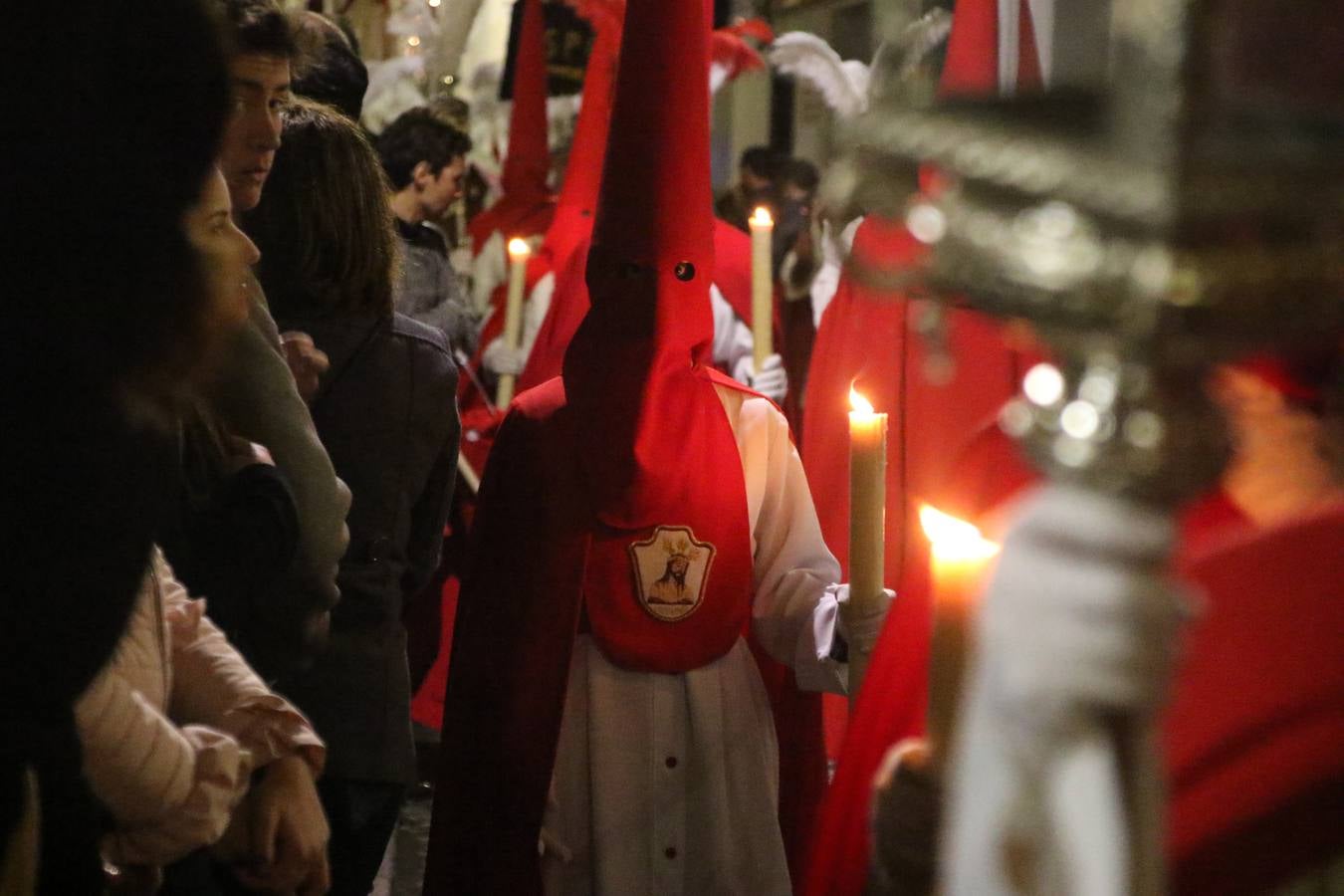 La vista al cielo se convertía, ayer, en una de las prácticas más repetida por los jerezanos. La lluvia amenazaba con marcar un antes y después en la Semana Santa jerezana 2019, Fiesta de Interés Turístico Nacional, e impedir la salida de la Cofradía del Señor 'Ecce-Homo', protagonista del Miércoles Santo. Una leve llovizna que, comenzaría a principio de la tarde, se convirtió en persistente a medida que pasaban las horas. Razón por la que la Cofradía decidió retrasar su hora de salida hasta pasadas las 21:30 horas, cuando la puerta del Perdón de San Miguel Arcángel se abría para iniciar el desfile procesional. Un desfile procesional que se vio interrumpido, de nuevo, por la lluvia, obligando al Señor 'Ecce-Homo' y Nuestra Señora de los Desamparados a regresar al templo. 