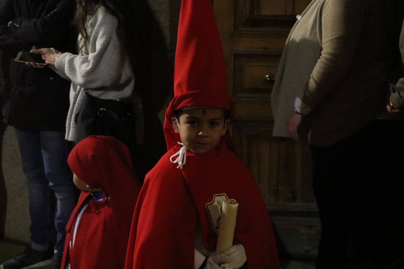 La vista al cielo se convertía, ayer, en una de las prácticas más repetida por los jerezanos. La lluvia amenazaba con marcar un antes y después en la Semana Santa jerezana 2019, Fiesta de Interés Turístico Nacional, e impedir la salida de la Cofradía del Señor 'Ecce-Homo', protagonista del Miércoles Santo. Una leve llovizna que, comenzaría a principio de la tarde, se convirtió en persistente a medida que pasaban las horas. Razón por la que la Cofradía decidió retrasar su hora de salida hasta pasadas las 21:30 horas, cuando la puerta del Perdón de San Miguel Arcángel se abría para iniciar el desfile procesional. Un desfile procesional que se vio interrumpido, de nuevo, por la lluvia, obligando al Señor 'Ecce-Homo' y Nuestra Señora de los Desamparados a regresar al templo. 