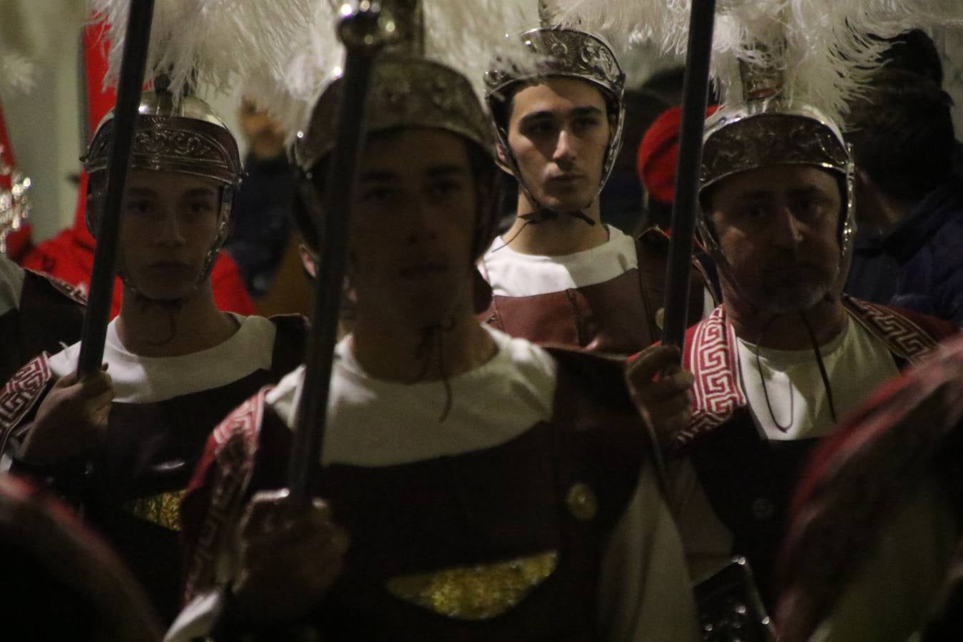 La vista al cielo se convertía, ayer, en una de las prácticas más repetida por los jerezanos. La lluvia amenazaba con marcar un antes y después en la Semana Santa jerezana 2019, Fiesta de Interés Turístico Nacional, e impedir la salida de la Cofradía del Señor 'Ecce-Homo', protagonista del Miércoles Santo. Una leve llovizna que, comenzaría a principio de la tarde, se convirtió en persistente a medida que pasaban las horas. Razón por la que la Cofradía decidió retrasar su hora de salida hasta pasadas las 21:30 horas, cuando la puerta del Perdón de San Miguel Arcángel se abría para iniciar el desfile procesional. Un desfile procesional que se vio interrumpido, de nuevo, por la lluvia, obligando al Señor 'Ecce-Homo' y Nuestra Señora de los Desamparados a regresar al templo. 