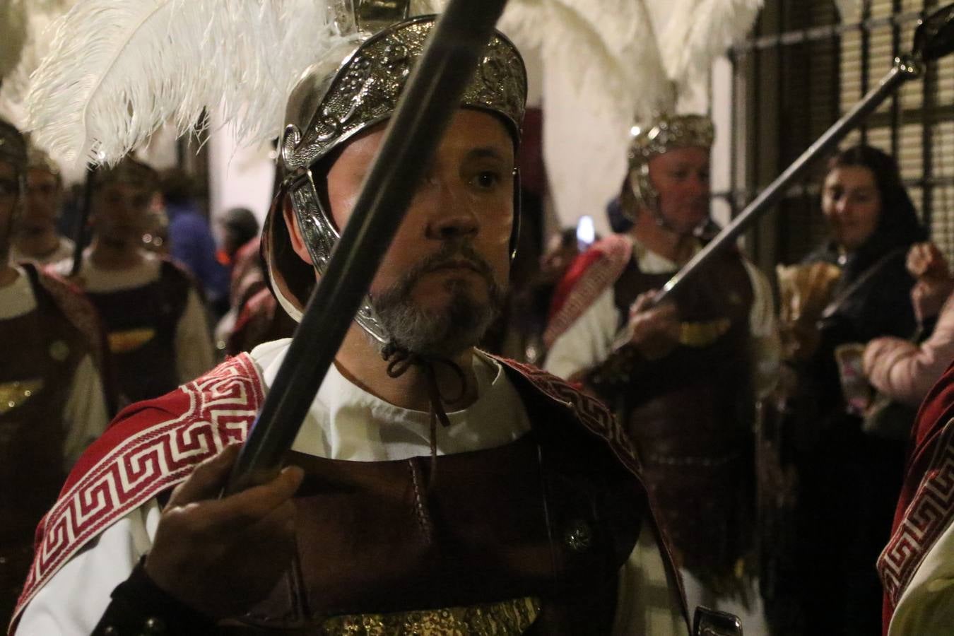 La vista al cielo se convertía, ayer, en una de las prácticas más repetida por los jerezanos. La lluvia amenazaba con marcar un antes y después en la Semana Santa jerezana 2019, Fiesta de Interés Turístico Nacional, e impedir la salida de la Cofradía del Señor 'Ecce-Homo', protagonista del Miércoles Santo. Una leve llovizna que, comenzaría a principio de la tarde, se convirtió en persistente a medida que pasaban las horas. Razón por la que la Cofradía decidió retrasar su hora de salida hasta pasadas las 21:30 horas, cuando la puerta del Perdón de San Miguel Arcángel se abría para iniciar el desfile procesional. Un desfile procesional que se vio interrumpido, de nuevo, por la lluvia, obligando al Señor 'Ecce-Homo' y Nuestra Señora de los Desamparados a regresar al templo. 