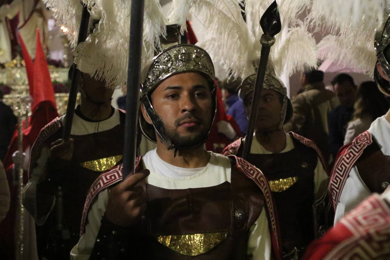 La vista al cielo se convertía, ayer, en una de las prácticas más repetida por los jerezanos. La lluvia amenazaba con marcar un antes y después en la Semana Santa jerezana 2019, Fiesta de Interés Turístico Nacional, e impedir la salida de la Cofradía del Señor 'Ecce-Homo', protagonista del Miércoles Santo. Una leve llovizna que, comenzaría a principio de la tarde, se convirtió en persistente a medida que pasaban las horas. Razón por la que la Cofradía decidió retrasar su hora de salida hasta pasadas las 21:30 horas, cuando la puerta del Perdón de San Miguel Arcángel se abría para iniciar el desfile procesional. Un desfile procesional que se vio interrumpido, de nuevo, por la lluvia, obligando al Señor 'Ecce-Homo' y Nuestra Señora de los Desamparados a regresar al templo. 