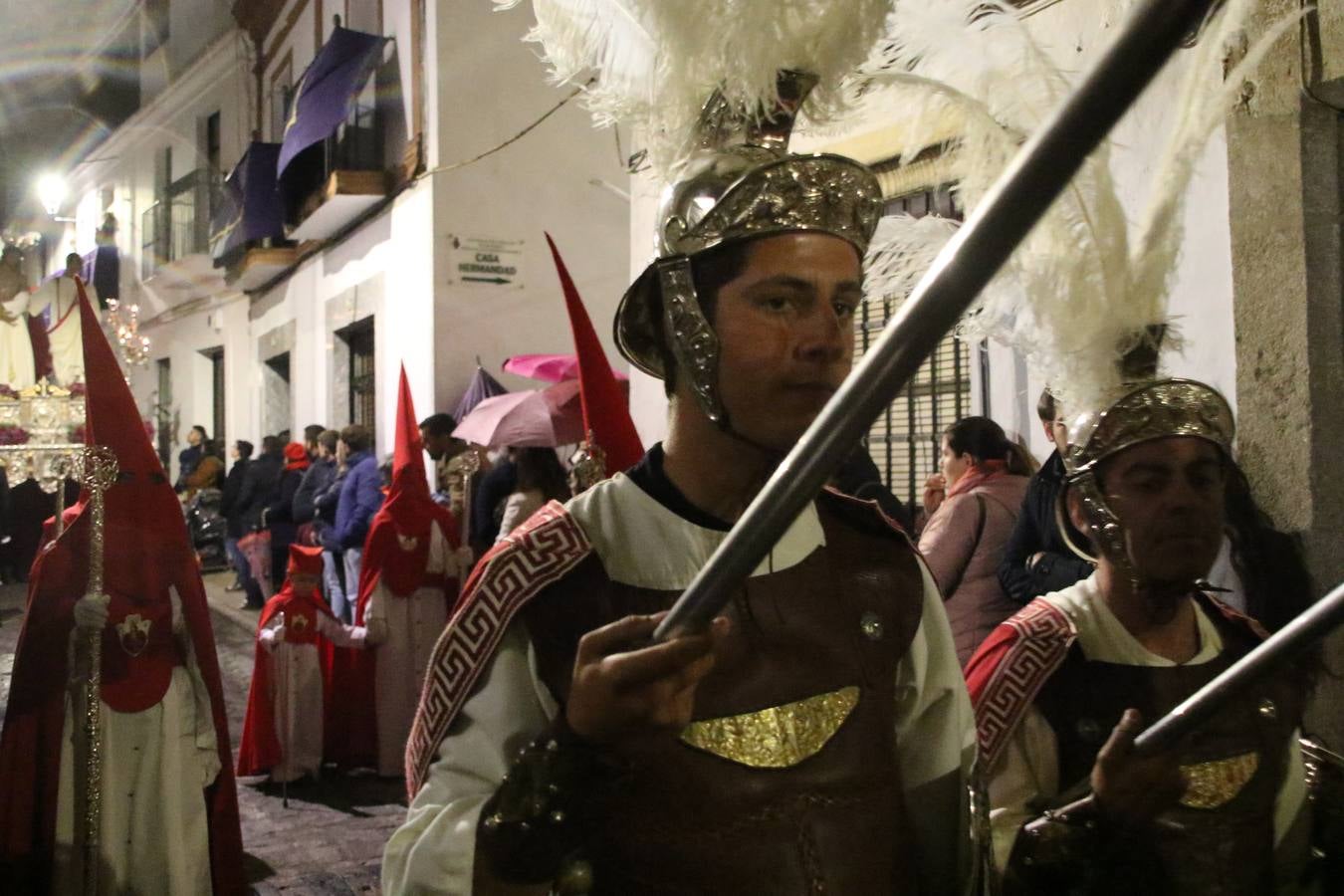 La vista al cielo se convertía, ayer, en una de las prácticas más repetida por los jerezanos. La lluvia amenazaba con marcar un antes y después en la Semana Santa jerezana 2019, Fiesta de Interés Turístico Nacional, e impedir la salida de la Cofradía del Señor 'Ecce-Homo', protagonista del Miércoles Santo. Una leve llovizna que, comenzaría a principio de la tarde, se convirtió en persistente a medida que pasaban las horas. Razón por la que la Cofradía decidió retrasar su hora de salida hasta pasadas las 21:30 horas, cuando la puerta del Perdón de San Miguel Arcángel se abría para iniciar el desfile procesional. Un desfile procesional que se vio interrumpido, de nuevo, por la lluvia, obligando al Señor 'Ecce-Homo' y Nuestra Señora de los Desamparados a regresar al templo. 