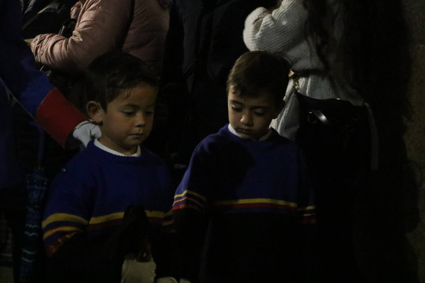 La vista al cielo se convertía, ayer, en una de las prácticas más repetida por los jerezanos. La lluvia amenazaba con marcar un antes y después en la Semana Santa jerezana 2019, Fiesta de Interés Turístico Nacional, e impedir la salida de la Cofradía del Señor 'Ecce-Homo', protagonista del Miércoles Santo. Una leve llovizna que, comenzaría a principio de la tarde, se convirtió en persistente a medida que pasaban las horas. Razón por la que la Cofradía decidió retrasar su hora de salida hasta pasadas las 21:30 horas, cuando la puerta del Perdón de San Miguel Arcángel se abría para iniciar el desfile procesional. Un desfile procesional que se vio interrumpido, de nuevo, por la lluvia, obligando al Señor 'Ecce-Homo' y Nuestra Señora de los Desamparados a regresar al templo. 