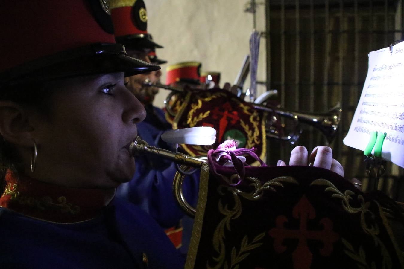 La vista al cielo se convertía, ayer, en una de las prácticas más repetida por los jerezanos. La lluvia amenazaba con marcar un antes y después en la Semana Santa jerezana 2019, Fiesta de Interés Turístico Nacional, e impedir la salida de la Cofradía del Señor 'Ecce-Homo', protagonista del Miércoles Santo. Una leve llovizna que, comenzaría a principio de la tarde, se convirtió en persistente a medida que pasaban las horas. Razón por la que la Cofradía decidió retrasar su hora de salida hasta pasadas las 21:30 horas, cuando la puerta del Perdón de San Miguel Arcángel se abría para iniciar el desfile procesional. Un desfile procesional que se vio interrumpido, de nuevo, por la lluvia, obligando al Señor 'Ecce-Homo' y Nuestra Señora de los Desamparados a regresar al templo. 