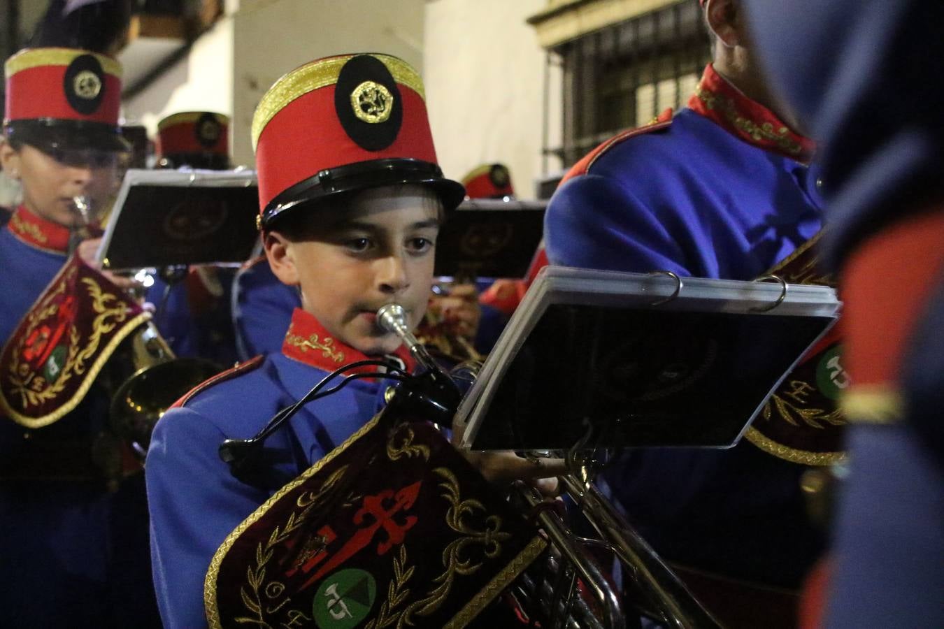 La vista al cielo se convertía, ayer, en una de las prácticas más repetida por los jerezanos. La lluvia amenazaba con marcar un antes y después en la Semana Santa jerezana 2019, Fiesta de Interés Turístico Nacional, e impedir la salida de la Cofradía del Señor 'Ecce-Homo', protagonista del Miércoles Santo. Una leve llovizna que, comenzaría a principio de la tarde, se convirtió en persistente a medida que pasaban las horas. Razón por la que la Cofradía decidió retrasar su hora de salida hasta pasadas las 21:30 horas, cuando la puerta del Perdón de San Miguel Arcángel se abría para iniciar el desfile procesional. Un desfile procesional que se vio interrumpido, de nuevo, por la lluvia, obligando al Señor 'Ecce-Homo' y Nuestra Señora de los Desamparados a regresar al templo. 