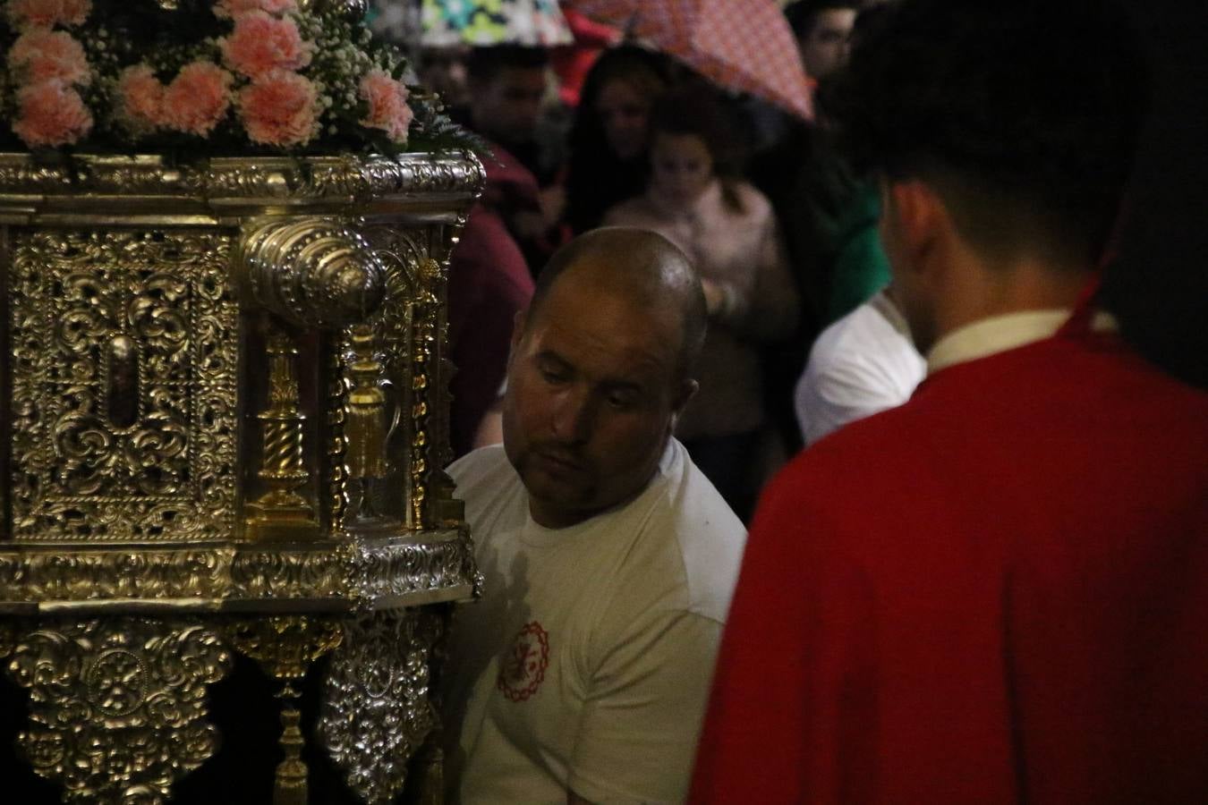 La vista al cielo se convertía, ayer, en una de las prácticas más repetida por los jerezanos. La lluvia amenazaba con marcar un antes y después en la Semana Santa jerezana 2019, Fiesta de Interés Turístico Nacional, e impedir la salida de la Cofradía del Señor 'Ecce-Homo', protagonista del Miércoles Santo. Una leve llovizna que, comenzaría a principio de la tarde, se convirtió en persistente a medida que pasaban las horas. Razón por la que la Cofradía decidió retrasar su hora de salida hasta pasadas las 21:30 horas, cuando la puerta del Perdón de San Miguel Arcángel se abría para iniciar el desfile procesional. Un desfile procesional que se vio interrumpido, de nuevo, por la lluvia, obligando al Señor 'Ecce-Homo' y Nuestra Señora de los Desamparados a regresar al templo. 