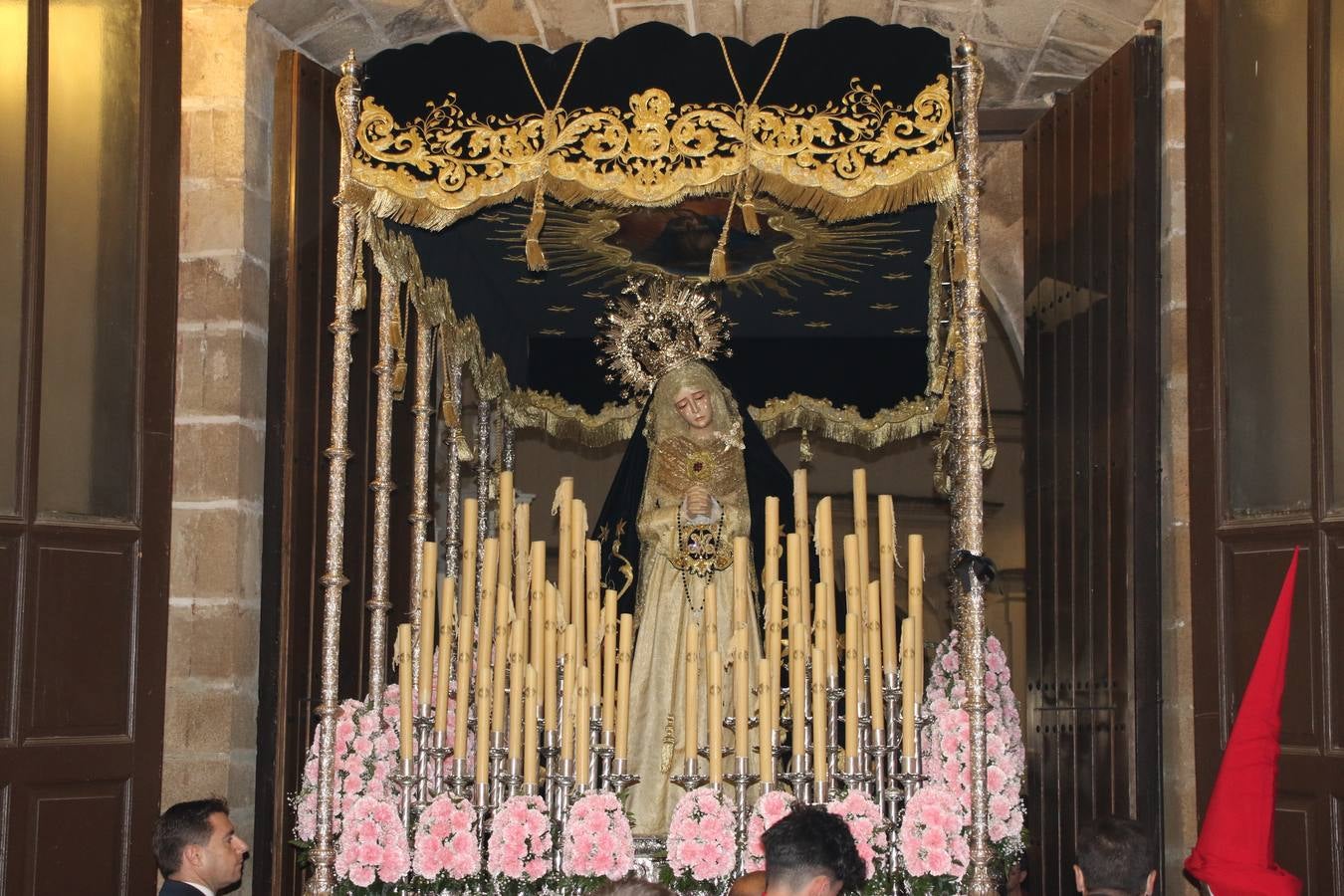 La vista al cielo se convertía, ayer, en una de las prácticas más repetida por los jerezanos. La lluvia amenazaba con marcar un antes y después en la Semana Santa jerezana 2019, Fiesta de Interés Turístico Nacional, e impedir la salida de la Cofradía del Señor 'Ecce-Homo', protagonista del Miércoles Santo. Una leve llovizna que, comenzaría a principio de la tarde, se convirtió en persistente a medida que pasaban las horas. Razón por la que la Cofradía decidió retrasar su hora de salida hasta pasadas las 21:30 horas, cuando la puerta del Perdón de San Miguel Arcángel se abría para iniciar el desfile procesional. Un desfile procesional que se vio interrumpido, de nuevo, por la lluvia, obligando al Señor 'Ecce-Homo' y Nuestra Señora de los Desamparados a regresar al templo. 