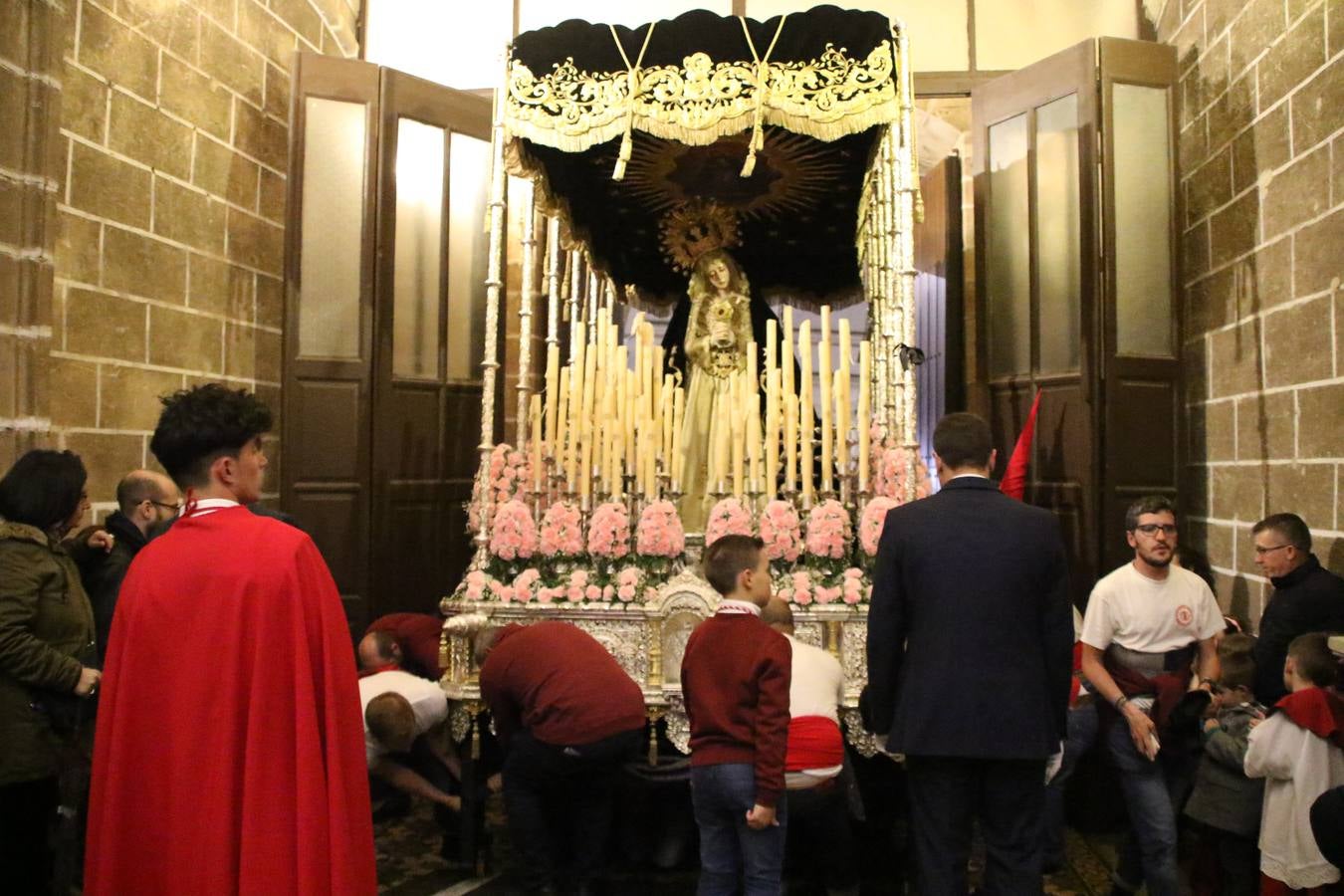 La vista al cielo se convertía, ayer, en una de las prácticas más repetida por los jerezanos. La lluvia amenazaba con marcar un antes y después en la Semana Santa jerezana 2019, Fiesta de Interés Turístico Nacional, e impedir la salida de la Cofradía del Señor 'Ecce-Homo', protagonista del Miércoles Santo. Una leve llovizna que, comenzaría a principio de la tarde, se convirtió en persistente a medida que pasaban las horas. Razón por la que la Cofradía decidió retrasar su hora de salida hasta pasadas las 21:30 horas, cuando la puerta del Perdón de San Miguel Arcángel se abría para iniciar el desfile procesional. Un desfile procesional que se vio interrumpido, de nuevo, por la lluvia, obligando al Señor 'Ecce-Homo' y Nuestra Señora de los Desamparados a regresar al templo. 