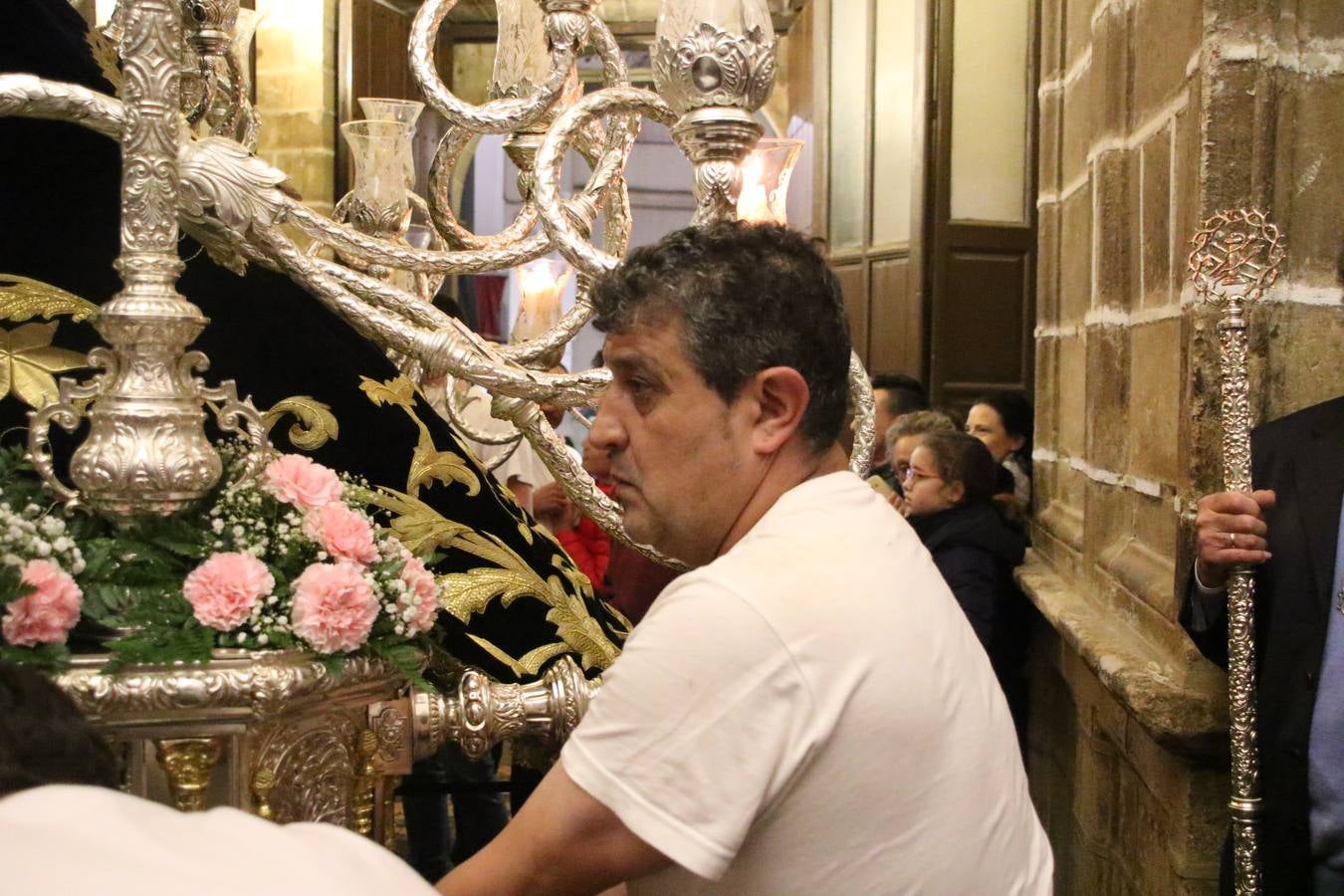 La vista al cielo se convertía, ayer, en una de las prácticas más repetida por los jerezanos. La lluvia amenazaba con marcar un antes y después en la Semana Santa jerezana 2019, Fiesta de Interés Turístico Nacional, e impedir la salida de la Cofradía del Señor 'Ecce-Homo', protagonista del Miércoles Santo. Una leve llovizna que, comenzaría a principio de la tarde, se convirtió en persistente a medida que pasaban las horas. Razón por la que la Cofradía decidió retrasar su hora de salida hasta pasadas las 21:30 horas, cuando la puerta del Perdón de San Miguel Arcángel se abría para iniciar el desfile procesional. Un desfile procesional que se vio interrumpido, de nuevo, por la lluvia, obligando al Señor 'Ecce-Homo' y Nuestra Señora de los Desamparados a regresar al templo. 