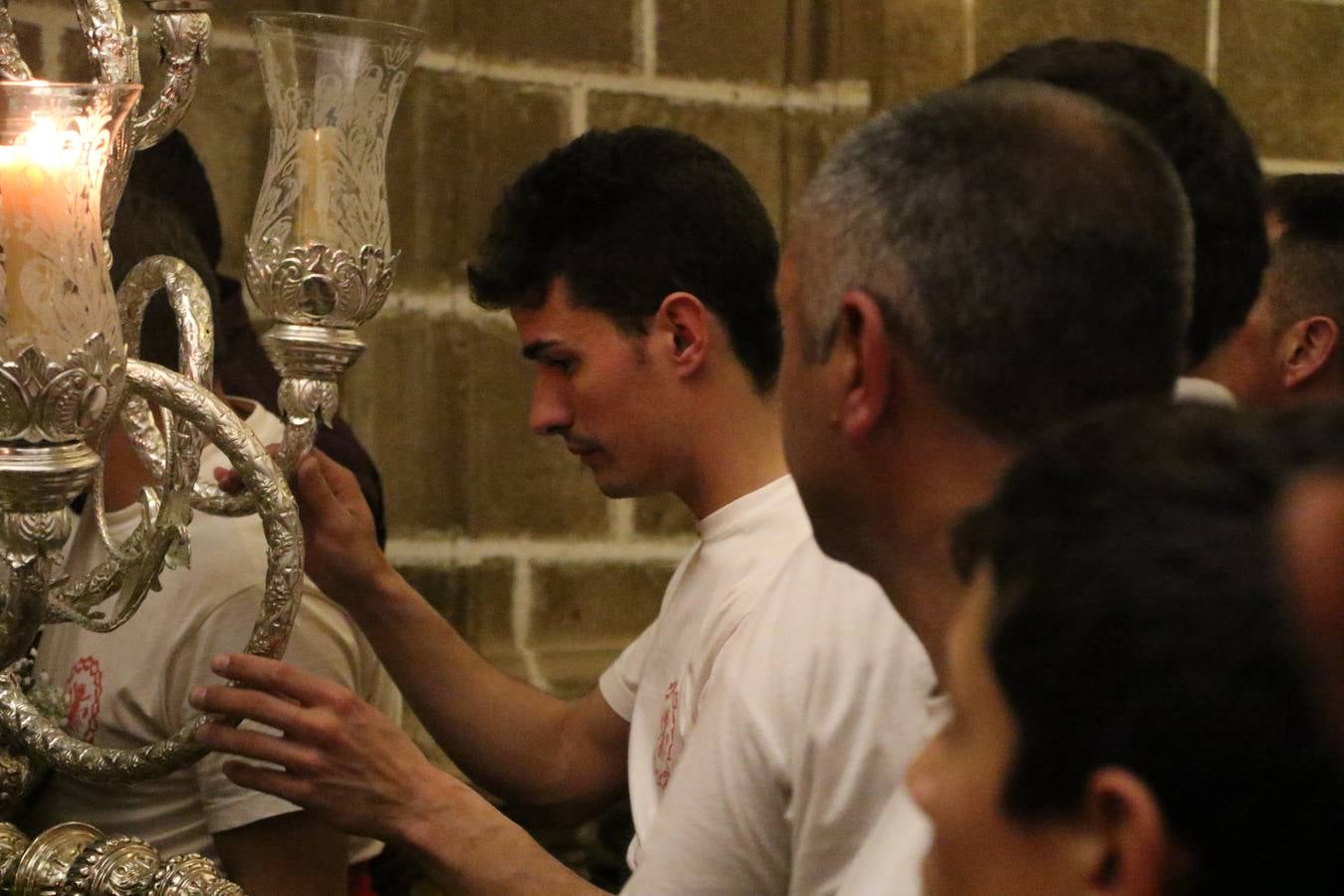 La vista al cielo se convertía, ayer, en una de las prácticas más repetida por los jerezanos. La lluvia amenazaba con marcar un antes y después en la Semana Santa jerezana 2019, Fiesta de Interés Turístico Nacional, e impedir la salida de la Cofradía del Señor 'Ecce-Homo', protagonista del Miércoles Santo. Una leve llovizna que, comenzaría a principio de la tarde, se convirtió en persistente a medida que pasaban las horas. Razón por la que la Cofradía decidió retrasar su hora de salida hasta pasadas las 21:30 horas, cuando la puerta del Perdón de San Miguel Arcángel se abría para iniciar el desfile procesional. Un desfile procesional que se vio interrumpido, de nuevo, por la lluvia, obligando al Señor 'Ecce-Homo' y Nuestra Señora de los Desamparados a regresar al templo. 