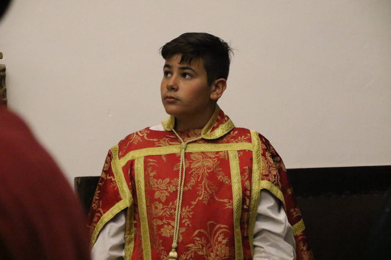La vista al cielo se convertía, ayer, en una de las prácticas más repetida por los jerezanos. La lluvia amenazaba con marcar un antes y después en la Semana Santa jerezana 2019, Fiesta de Interés Turístico Nacional, e impedir la salida de la Cofradía del Señor 'Ecce-Homo', protagonista del Miércoles Santo. Una leve llovizna que, comenzaría a principio de la tarde, se convirtió en persistente a medida que pasaban las horas. Razón por la que la Cofradía decidió retrasar su hora de salida hasta pasadas las 21:30 horas, cuando la puerta del Perdón de San Miguel Arcángel se abría para iniciar el desfile procesional. Un desfile procesional que se vio interrumpido, de nuevo, por la lluvia, obligando al Señor 'Ecce-Homo' y Nuestra Señora de los Desamparados a regresar al templo. 