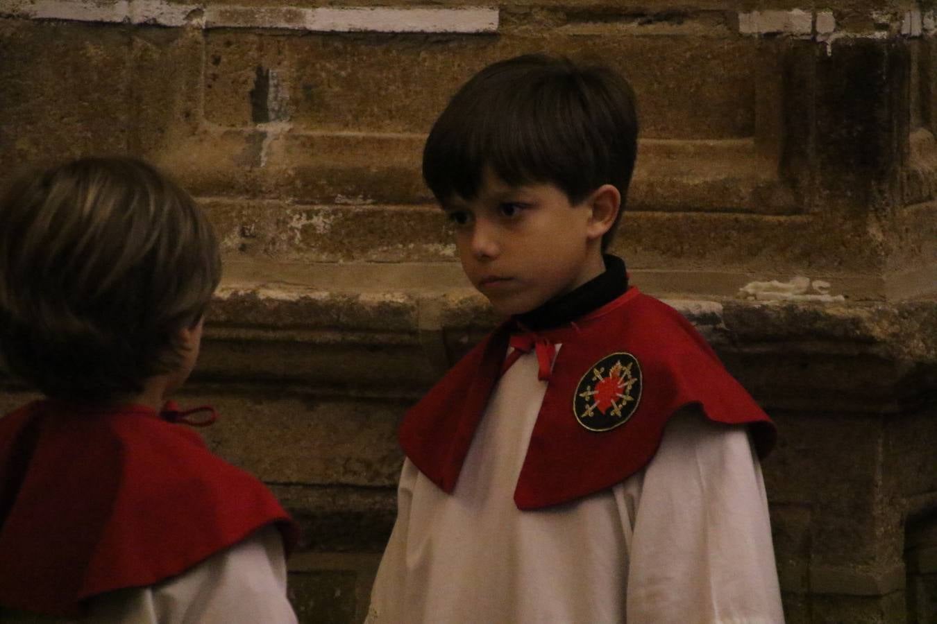 La vista al cielo se convertía, ayer, en una de las prácticas más repetida por los jerezanos. La lluvia amenazaba con marcar un antes y después en la Semana Santa jerezana 2019, Fiesta de Interés Turístico Nacional, e impedir la salida de la Cofradía del Señor 'Ecce-Homo', protagonista del Miércoles Santo. Una leve llovizna que, comenzaría a principio de la tarde, se convirtió en persistente a medida que pasaban las horas. Razón por la que la Cofradía decidió retrasar su hora de salida hasta pasadas las 21:30 horas, cuando la puerta del Perdón de San Miguel Arcángel se abría para iniciar el desfile procesional. Un desfile procesional que se vio interrumpido, de nuevo, por la lluvia, obligando al Señor 'Ecce-Homo' y Nuestra Señora de los Desamparados a regresar al templo. 