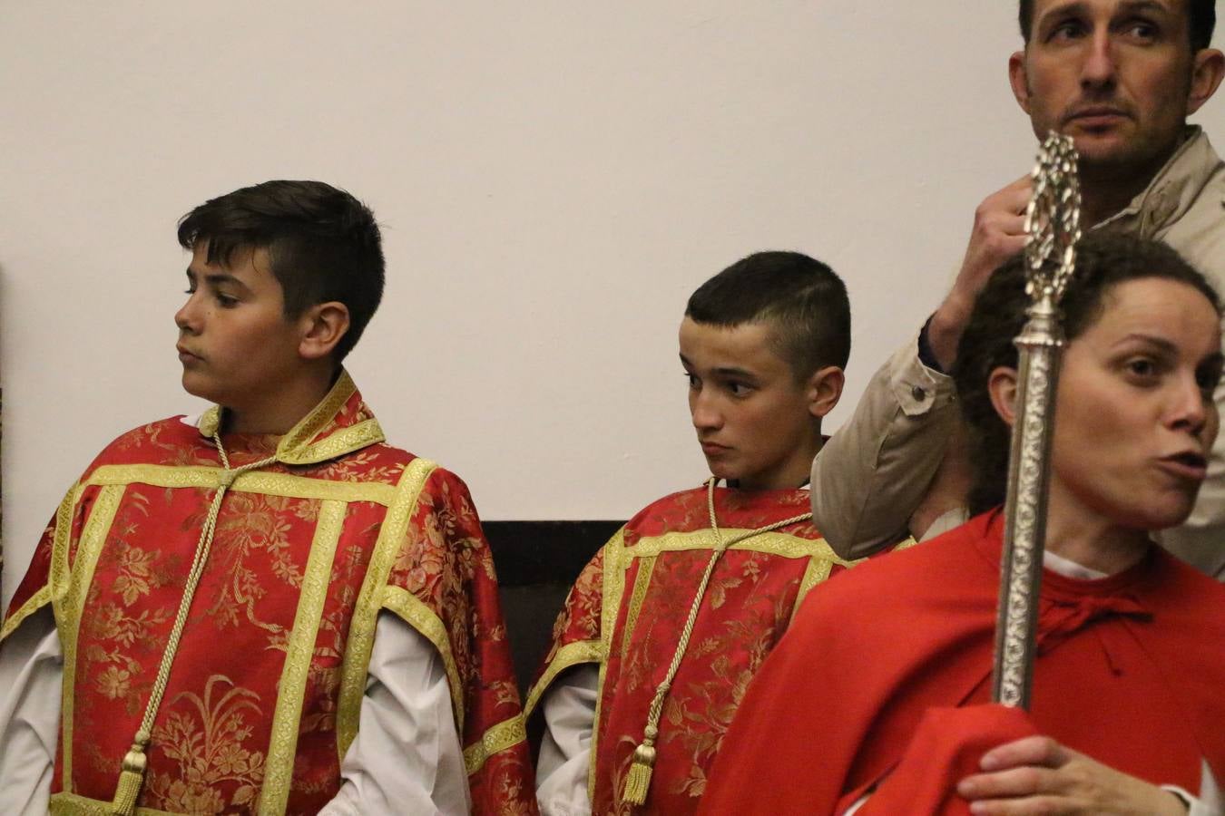La vista al cielo se convertía, ayer, en una de las prácticas más repetida por los jerezanos. La lluvia amenazaba con marcar un antes y después en la Semana Santa jerezana 2019, Fiesta de Interés Turístico Nacional, e impedir la salida de la Cofradía del Señor 'Ecce-Homo', protagonista del Miércoles Santo. Una leve llovizna que, comenzaría a principio de la tarde, se convirtió en persistente a medida que pasaban las horas. Razón por la que la Cofradía decidió retrasar su hora de salida hasta pasadas las 21:30 horas, cuando la puerta del Perdón de San Miguel Arcángel se abría para iniciar el desfile procesional. Un desfile procesional que se vio interrumpido, de nuevo, por la lluvia, obligando al Señor 'Ecce-Homo' y Nuestra Señora de los Desamparados a regresar al templo. 