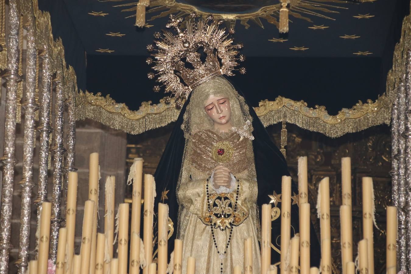 La vista al cielo se convertía, ayer, en una de las prácticas más repetida por los jerezanos. La lluvia amenazaba con marcar un antes y después en la Semana Santa jerezana 2019, Fiesta de Interés Turístico Nacional, e impedir la salida de la Cofradía del Señor 'Ecce-Homo', protagonista del Miércoles Santo. Una leve llovizna que, comenzaría a principio de la tarde, se convirtió en persistente a medida que pasaban las horas. Razón por la que la Cofradía decidió retrasar su hora de salida hasta pasadas las 21:30 horas, cuando la puerta del Perdón de San Miguel Arcángel se abría para iniciar el desfile procesional. Un desfile procesional que se vio interrumpido, de nuevo, por la lluvia, obligando al Señor 'Ecce-Homo' y Nuestra Señora de los Desamparados a regresar al templo. 