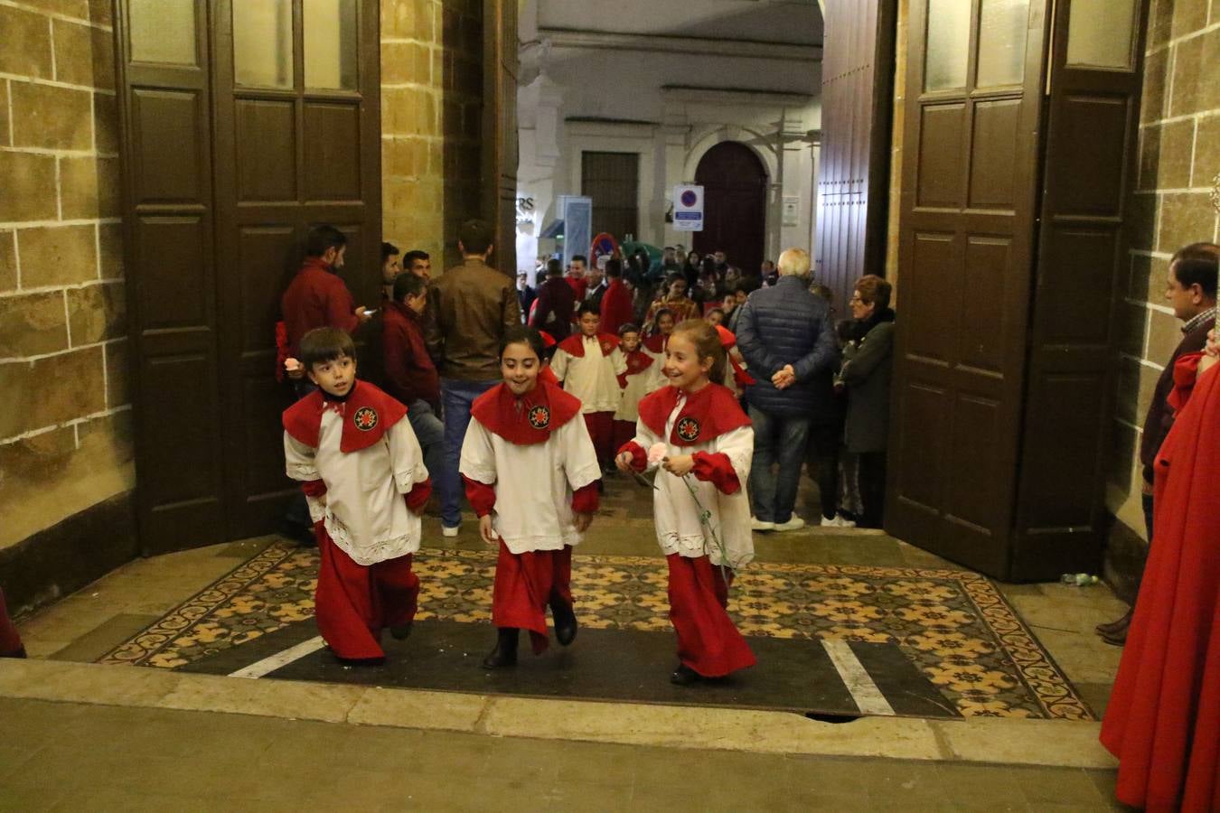 La vista al cielo se convertía, ayer, en una de las prácticas más repetida por los jerezanos. La lluvia amenazaba con marcar un antes y después en la Semana Santa jerezana 2019, Fiesta de Interés Turístico Nacional, e impedir la salida de la Cofradía del Señor 'Ecce-Homo', protagonista del Miércoles Santo. Una leve llovizna que, comenzaría a principio de la tarde, se convirtió en persistente a medida que pasaban las horas. Razón por la que la Cofradía decidió retrasar su hora de salida hasta pasadas las 21:30 horas, cuando la puerta del Perdón de San Miguel Arcángel se abría para iniciar el desfile procesional. Un desfile procesional que se vio interrumpido, de nuevo, por la lluvia, obligando al Señor 'Ecce-Homo' y Nuestra Señora de los Desamparados a regresar al templo. 