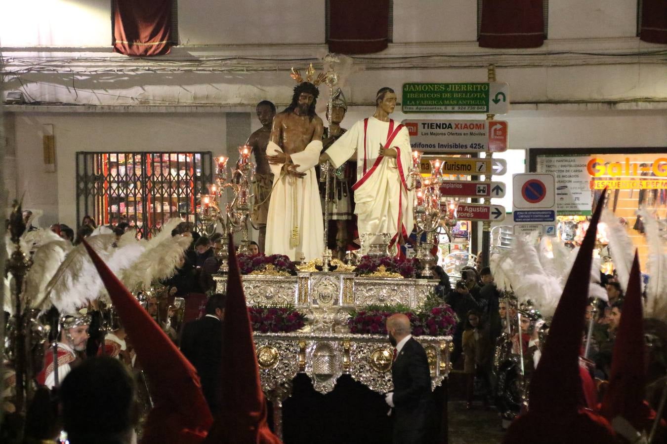 La vista al cielo se convertía, ayer, en una de las prácticas más repetida por los jerezanos. La lluvia amenazaba con marcar un antes y después en la Semana Santa jerezana 2019, Fiesta de Interés Turístico Nacional, e impedir la salida de la Cofradía del Señor 'Ecce-Homo', protagonista del Miércoles Santo. Una leve llovizna que, comenzaría a principio de la tarde, se convirtió en persistente a medida que pasaban las horas. Razón por la que la Cofradía decidió retrasar su hora de salida hasta pasadas las 21:30 horas, cuando la puerta del Perdón de San Miguel Arcángel se abría para iniciar el desfile procesional. Un desfile procesional que se vio interrumpido, de nuevo, por la lluvia, obligando al Señor 'Ecce-Homo' y Nuestra Señora de los Desamparados a regresar al templo. 
